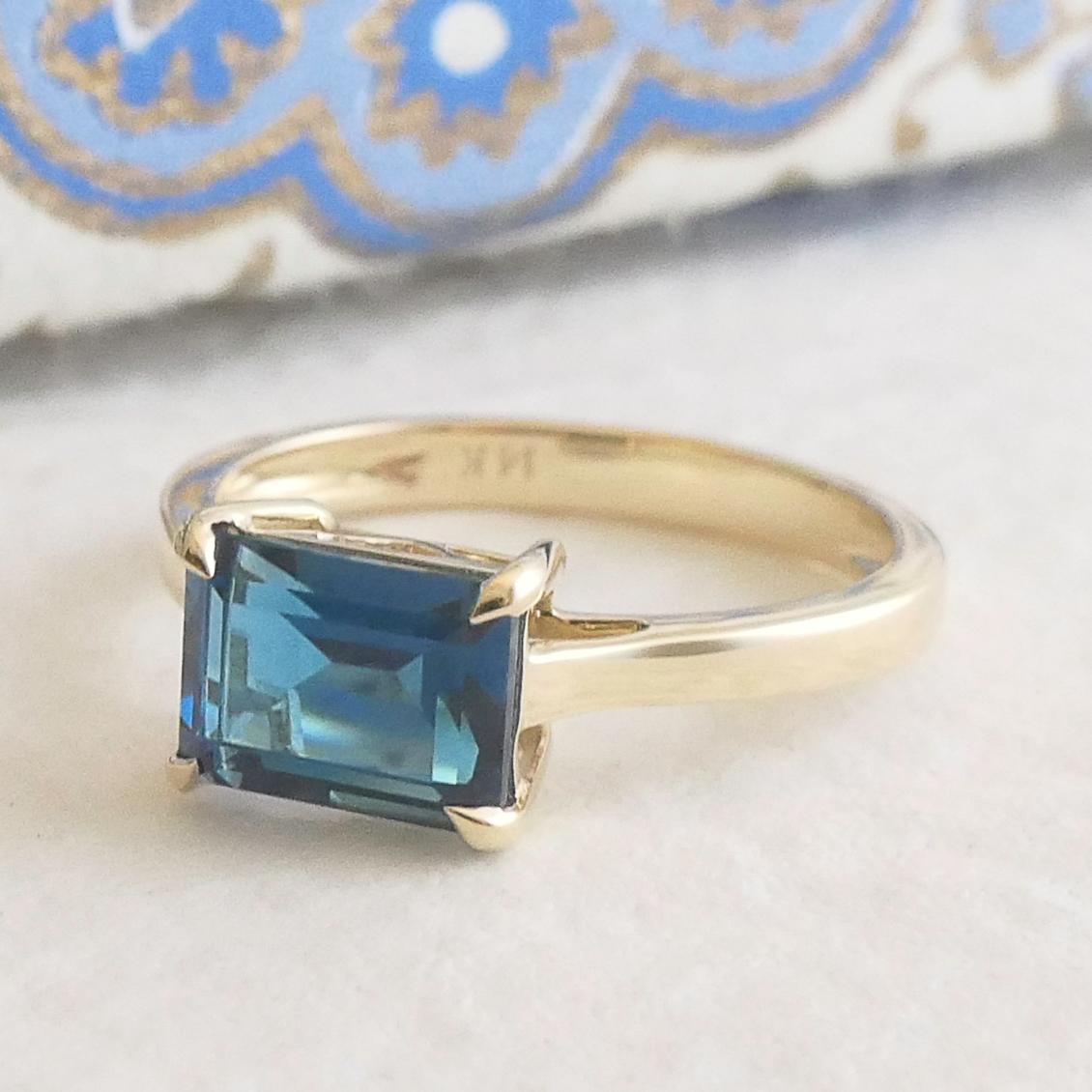 Anello London Blue Topaz Baguette in oro giallo 14kt - Misura 7 in vendita 1