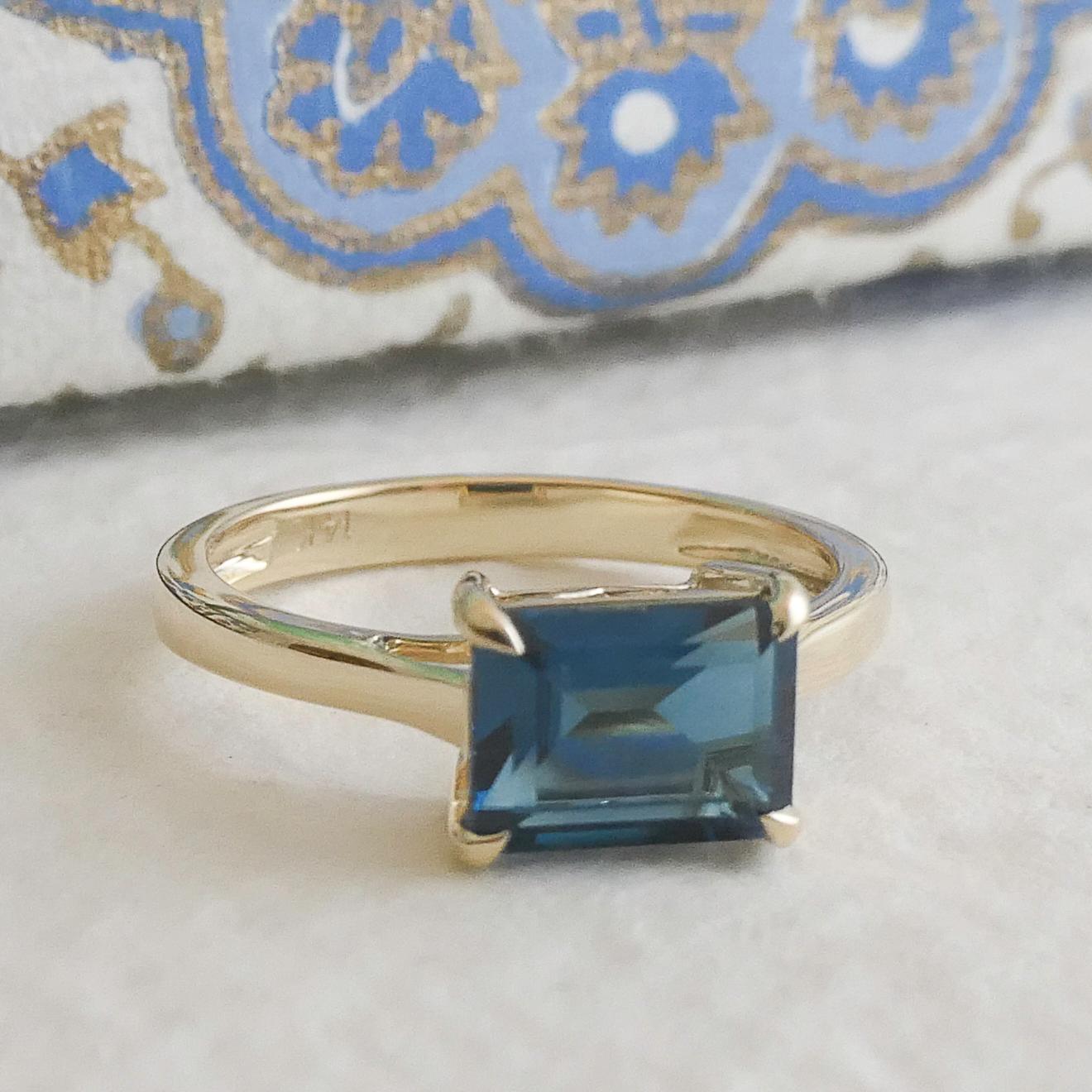 Anello London Blue Topaz Baguette in oro giallo 14kt - Misura 7 in vendita 2
