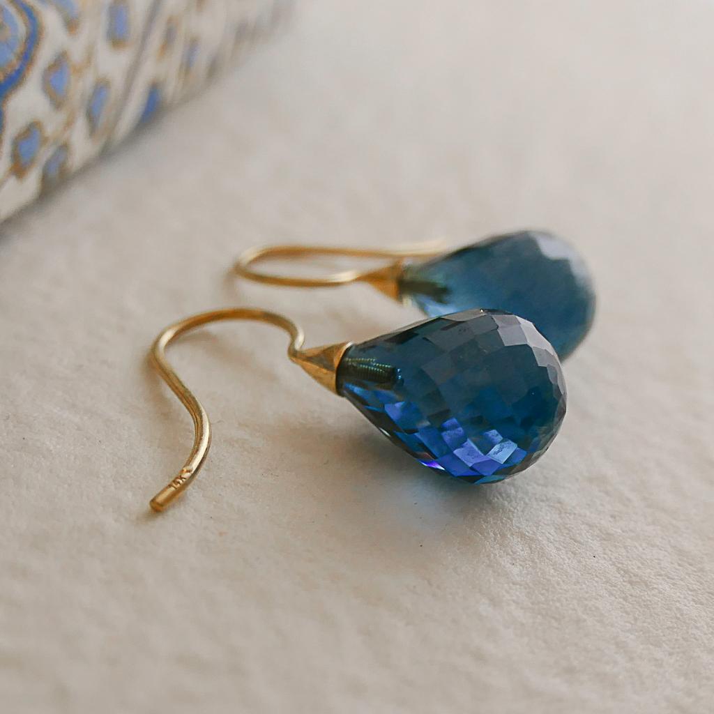 London Blue Topaz Briolette 14kt Yellow Gold Earrings In New Condition For Sale In Oslo, 03