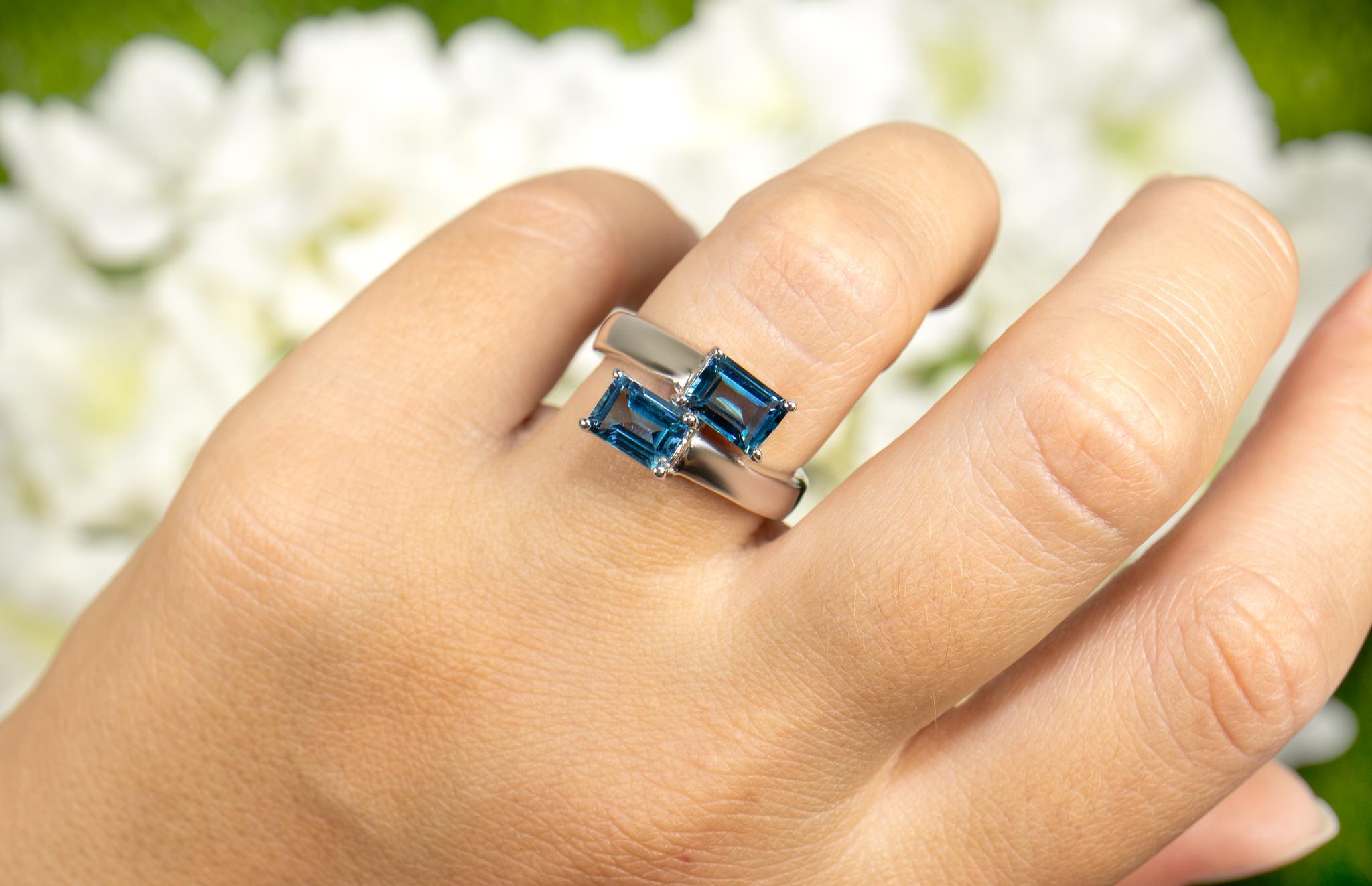 Il est accompagné d'une évaluation gemmologique par la GIA (GG/AJP).
Toutes les pierres précieuses sont naturelles
2 topazes bleues de Londres = 2,44 carats
Métal : Argent sterling plaqué rhodium
Taille de la bague : 7* US
*Il peut être