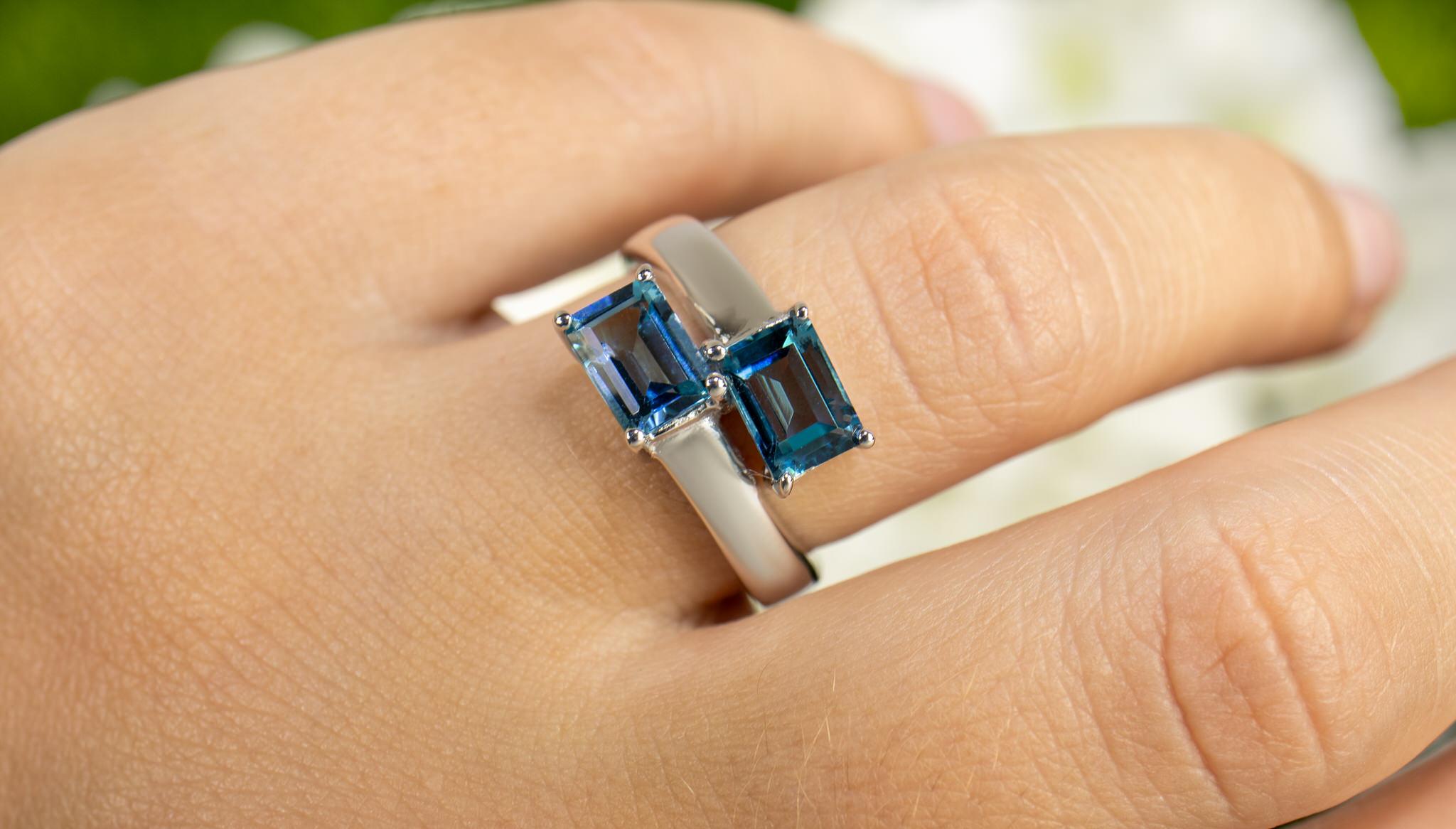 Contemporain Bague de dérivation London Blue Topaz 2,44 carats en vente