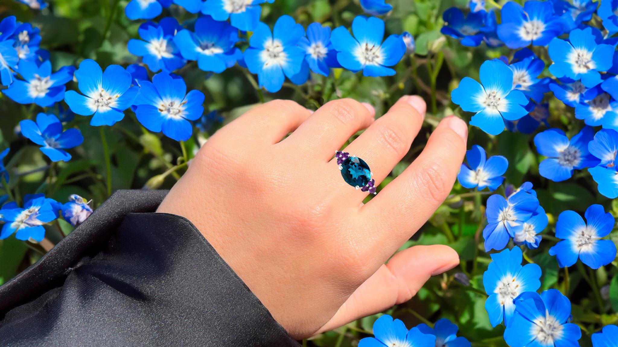Contemporary London Blue Topaz Cocktail Ring Amethyst Setting 6.65 Carats For Sale