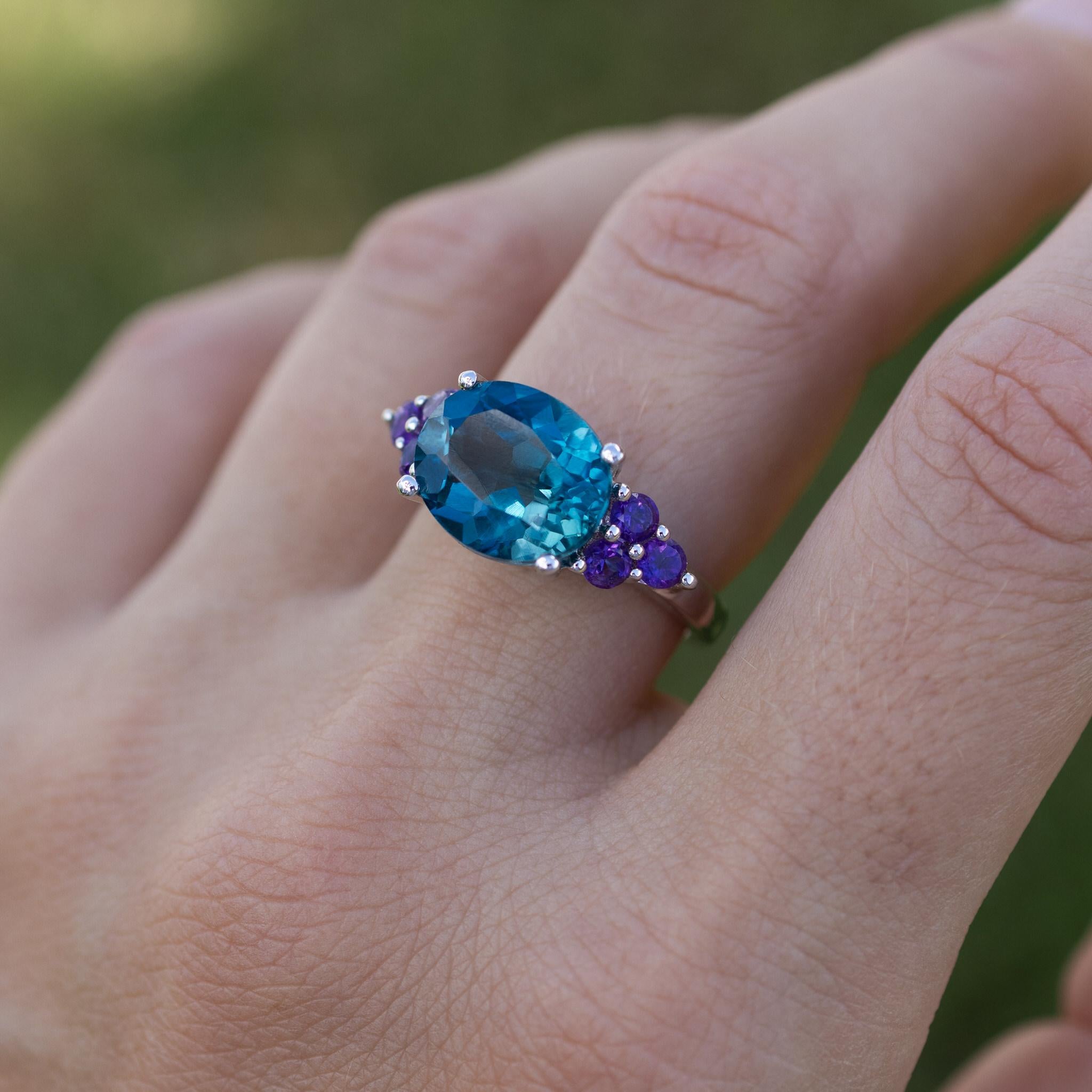 Contemporaneo Anello cocktail con topazio blu di Londra e ametista 6,65 carati in vendita
