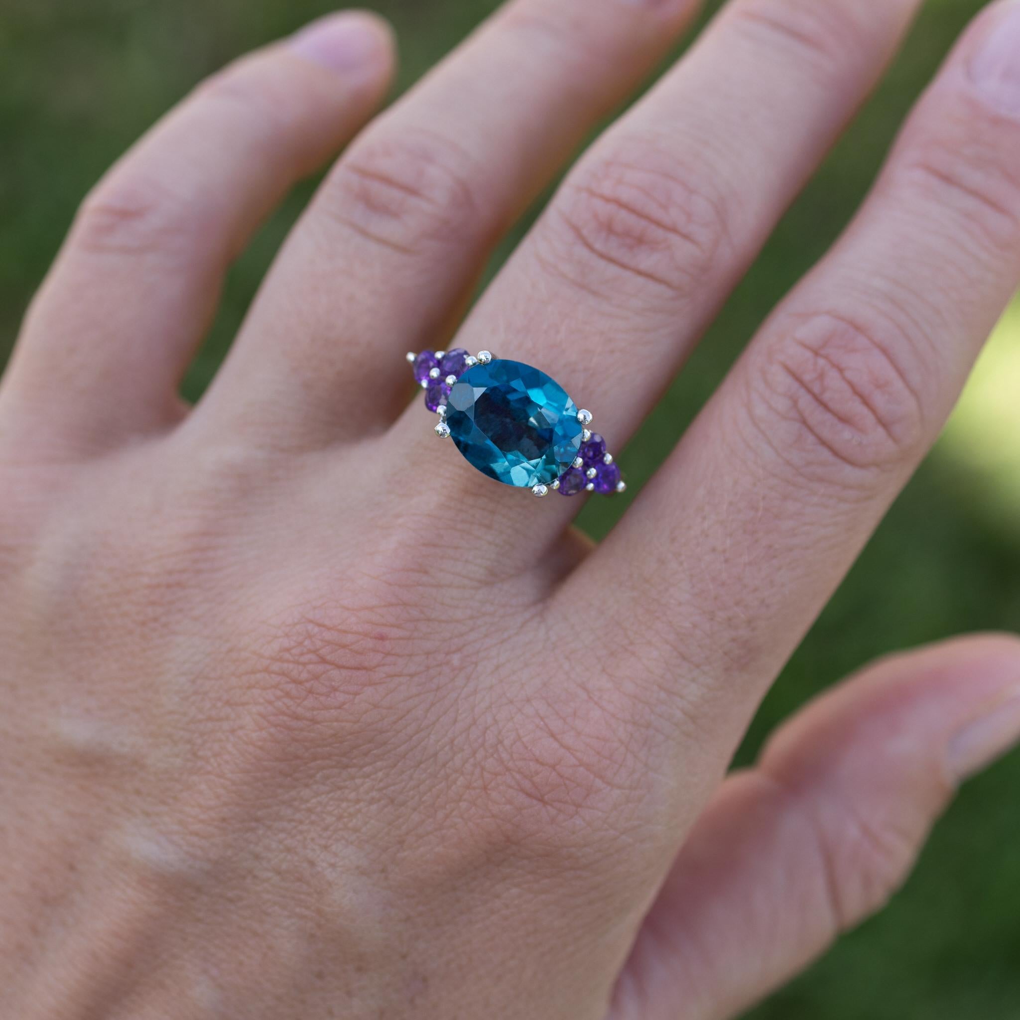 Es kommt mit dem Gemmologischen Gutachten von GIA GG/AJP
Alle Edelsteine sind natürlich
Londoner Blautopas = 6.05 Karat
6 Amethyste = 0,60 Karat
Metall: Rhodiniertes Sterling Silber
Ringgröße: 8* US
*Die Größe kann kostenlos geändert werden.