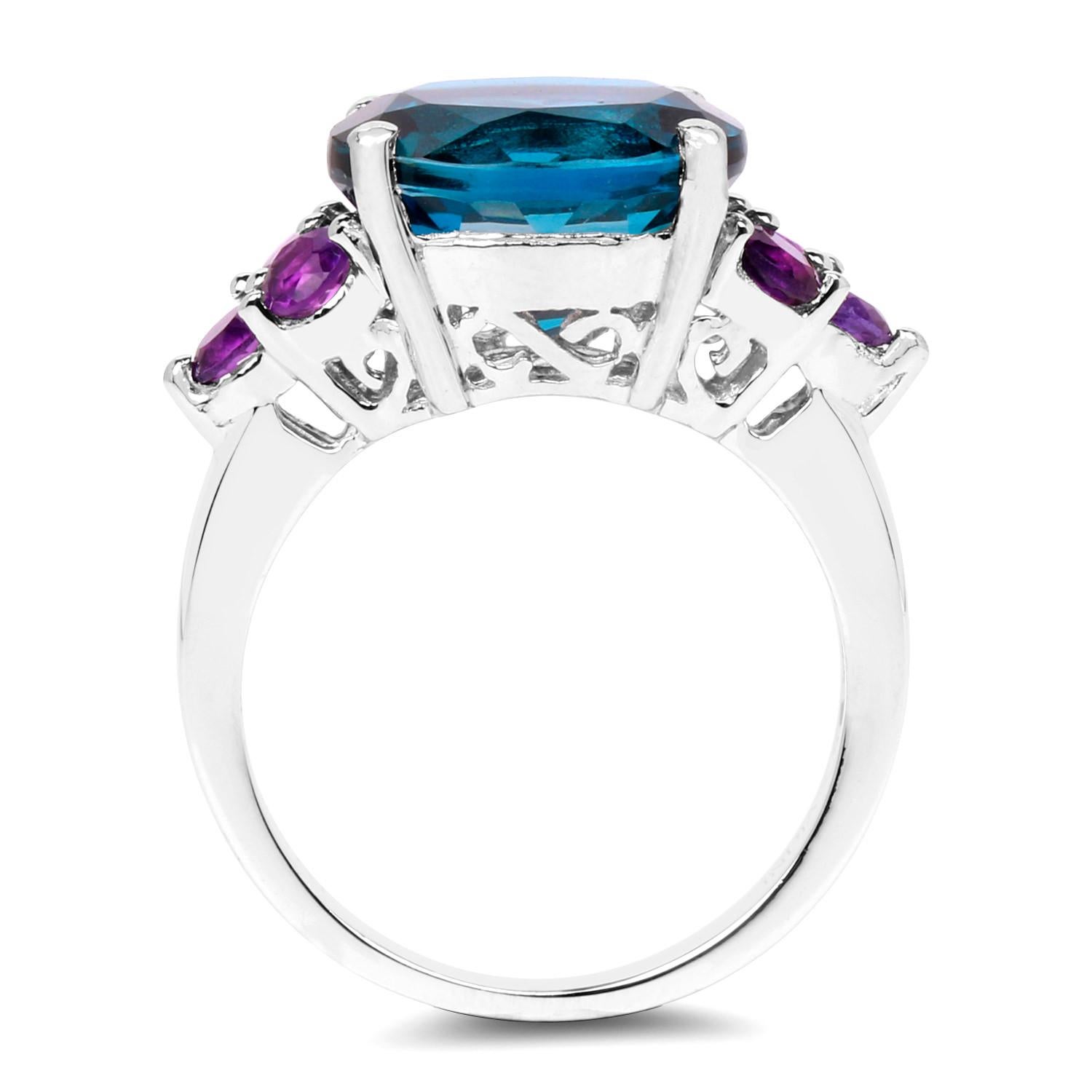 Londoner Cocktailring mit blauem Topas und Amethyst in 6,65 Karat in Londoner Fassung (Kissenschliff) im Angebot