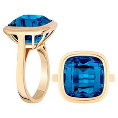 Anillo de oro amarillo de 18 quilates con topacio azul de Londres talla cojín