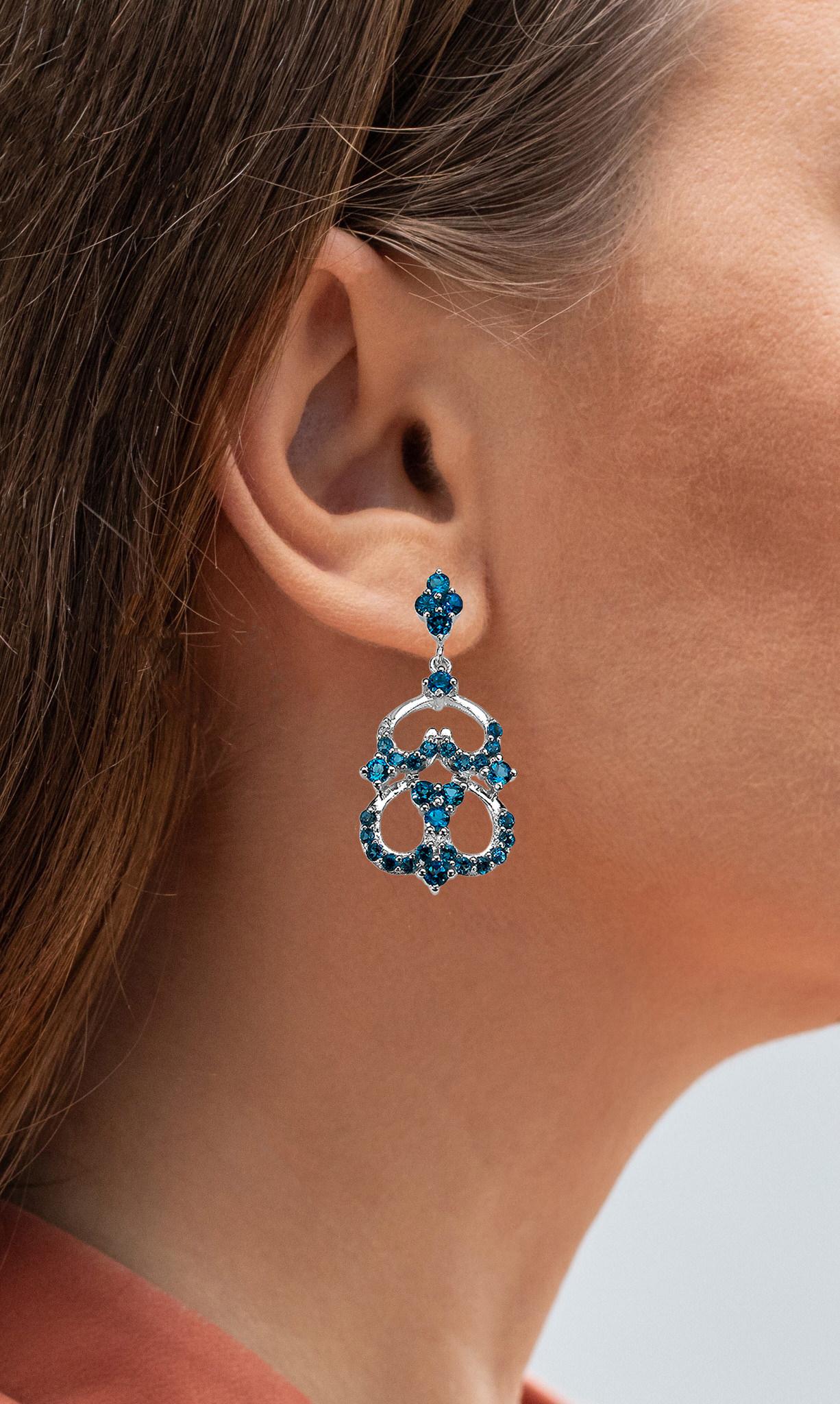 Viene fornito con la valutazione gemmologica GG/AJP.
Tutte le gemme sono naturali
66 Topazi Blu di Londra = 4,80 Carati
Metallo: Argento placcato in rodio
Dimensioni: 44 x 20 mm