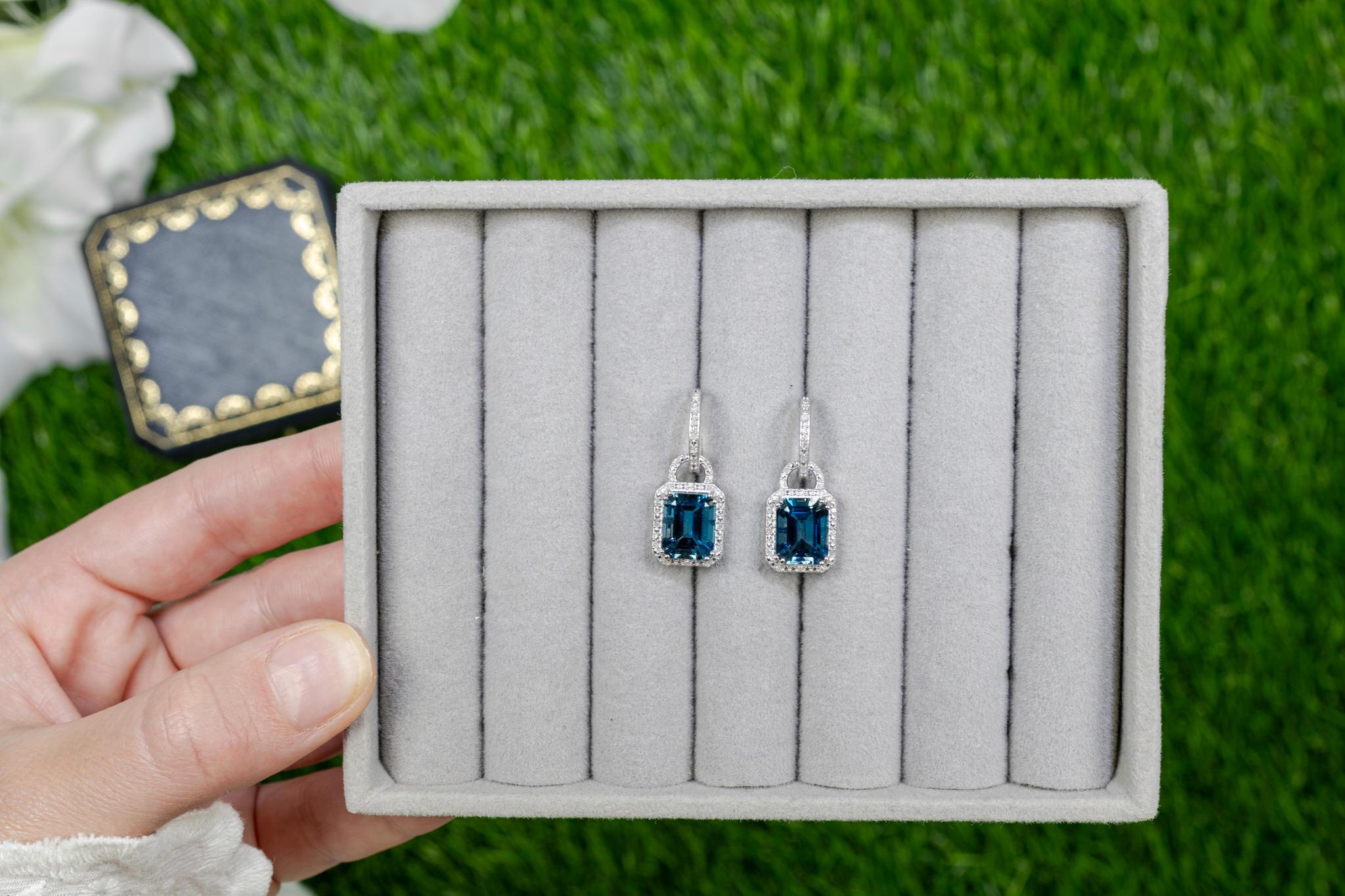 Moderno Orecchini pendenti di Topazio Blu di Londra con diamanti 7,95 carati A. Silver in vendita