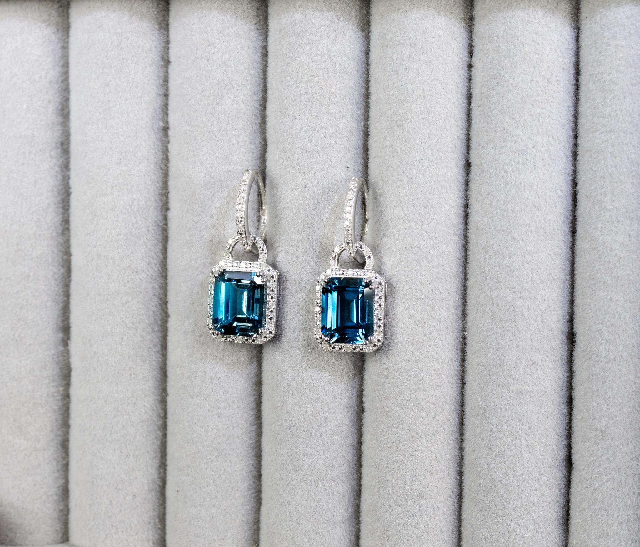 Taille émeraude Pendants d'oreilles London Blue Topaz Diamonds 7,95 carats Sterling Silver en vente