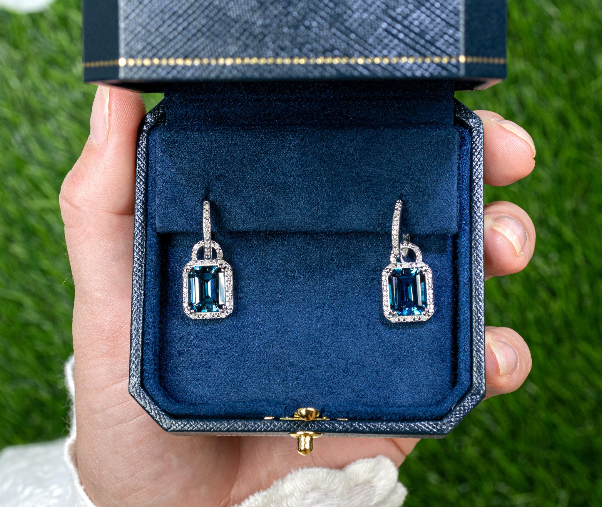 Taglio smeraldo Orecchini pendenti di Topazio Blu di Londra con diamanti 7,95 carati A. Silver in vendita