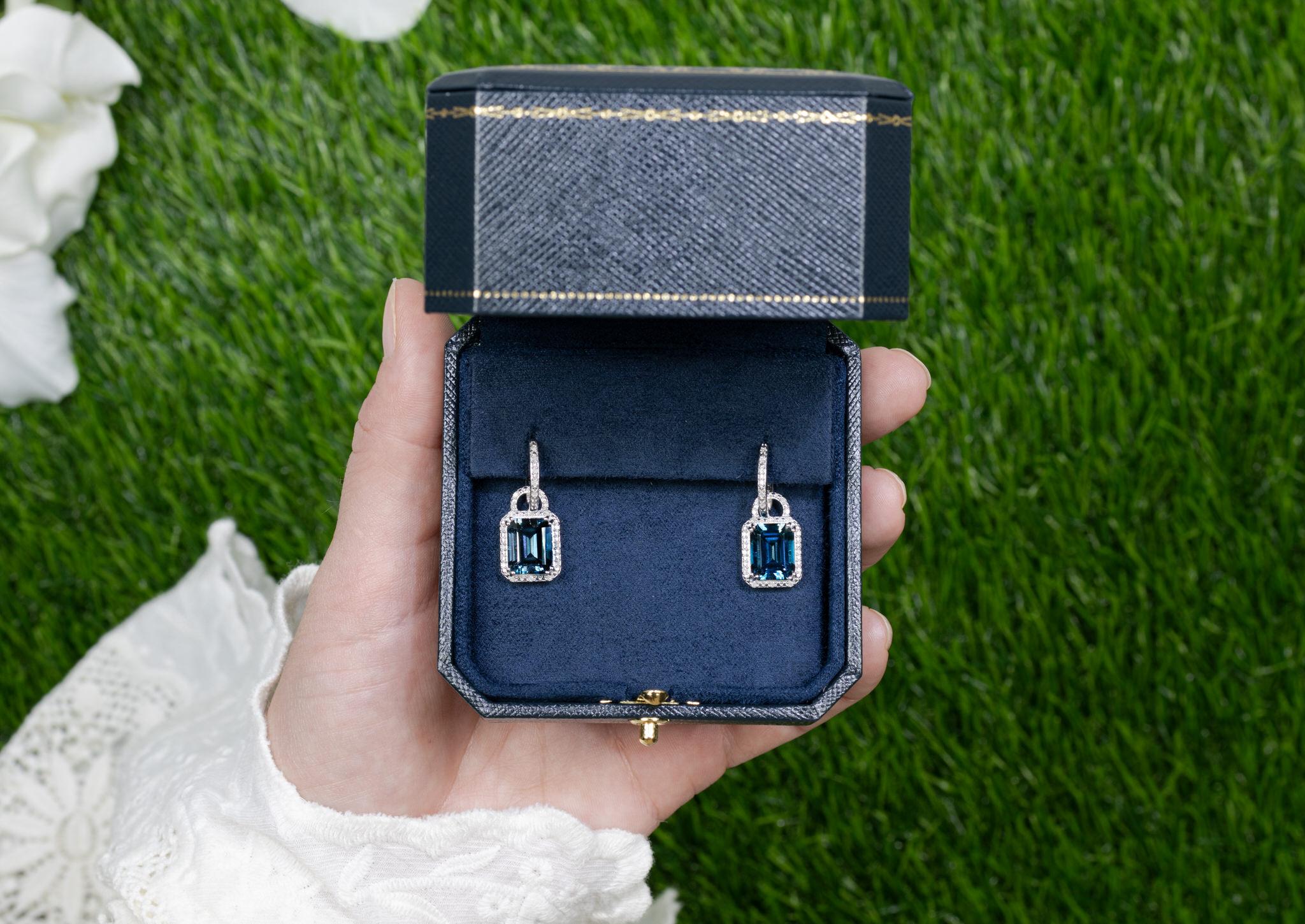 Orecchini pendenti di Topazio Blu di Londra con diamanti 7,95 carati A. Silver in vendita 1