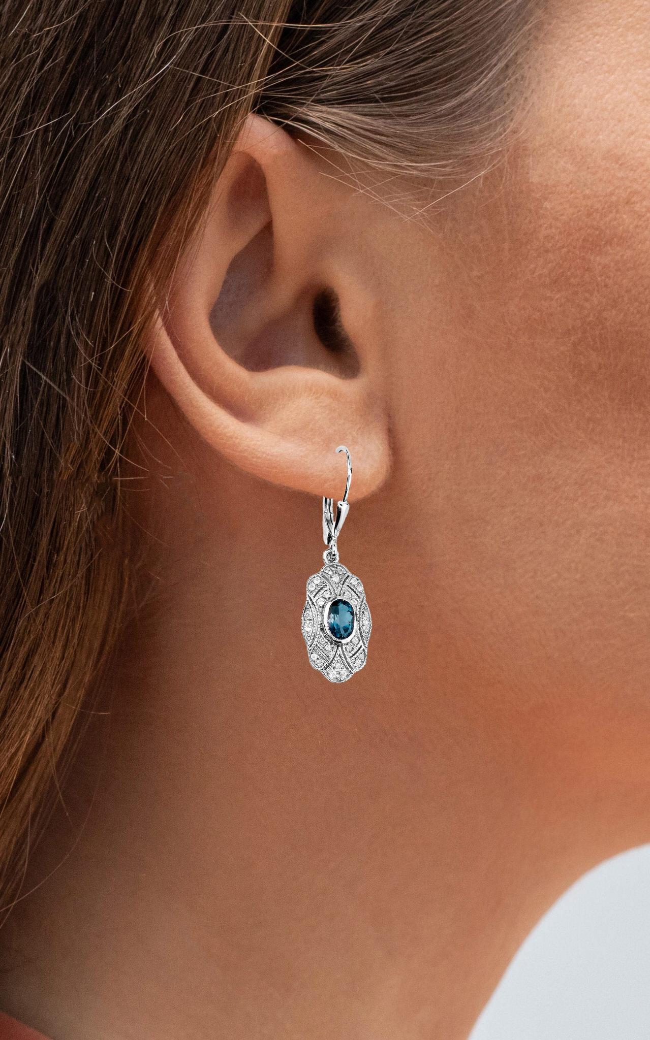 Taille ovale London Blue Topaz Dangle Earrings White Topaz 1.3 Carats Sterling Silver en vente