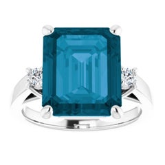 Anello con topazio blu di Londra e diamanti da 7 carati in oro bianco 14 carati