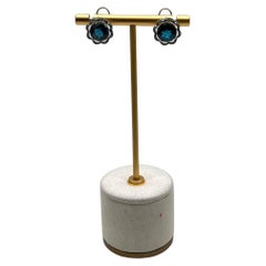 Pendientes de oro blanco de 14 quilates con aureola floral de diamantes y topacio azul de Londres