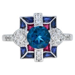 Londoner Ring aus 18 Karat Weißgold mit blauem Topas, Diamant, Rubin und Saphir im Art-déco-Stil