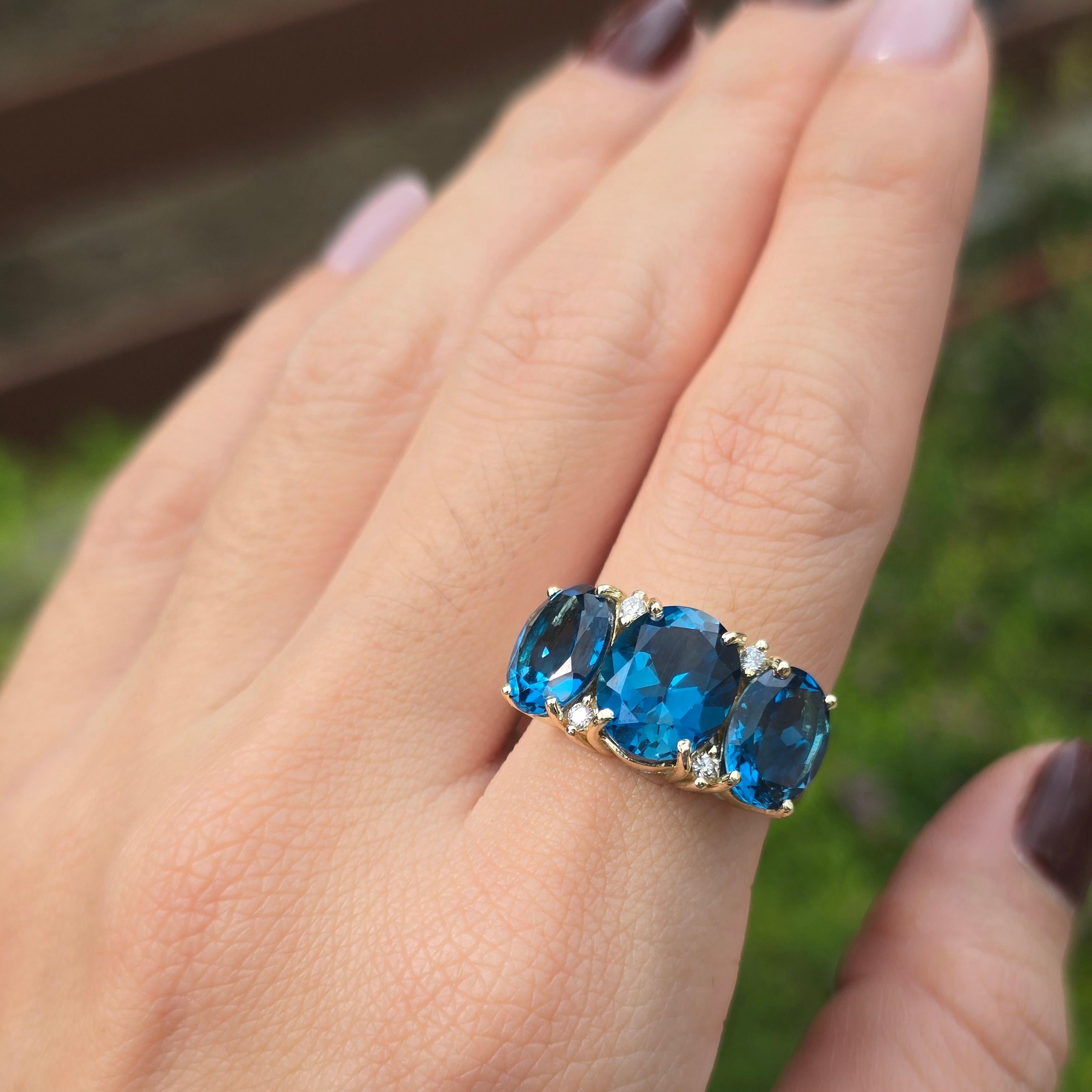 Anello a tre pietre in stile vintage con diamante e topazio blu di Londra in oro giallo 14K in vendita 1