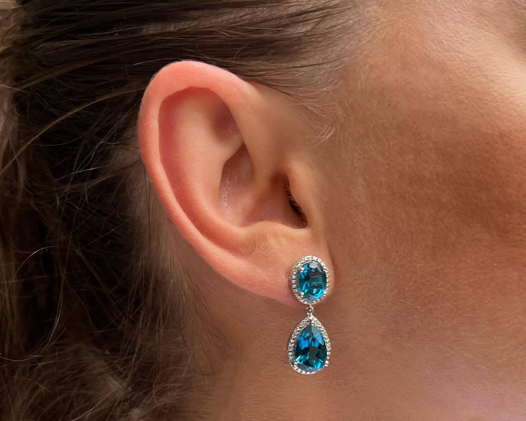 Viene fornito con la valutazione gemmologica GG/AJP.
Tutte le pietre sono naturali 
Topazi blu di Londra = 11.30 carati
Diamanti = 0,15 Carati
Metallo: Argento placcato in rodio
Dimensioni: 30 x 12 mm