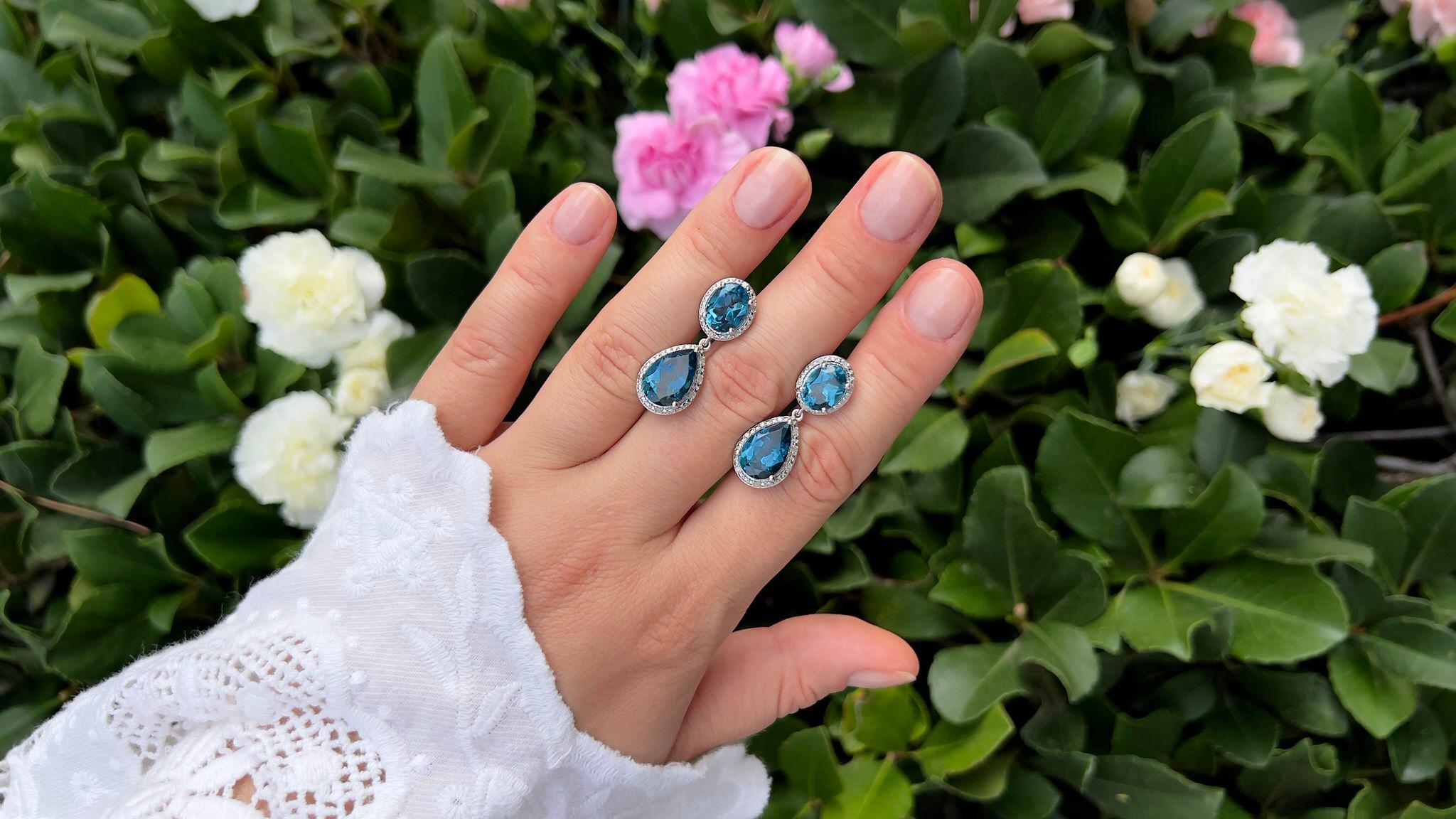 Londoner Blauer Topas-Ohrringe mit Diamantfassung insgesamt 11,45 Karat (Zeitgenössisch) im Angebot