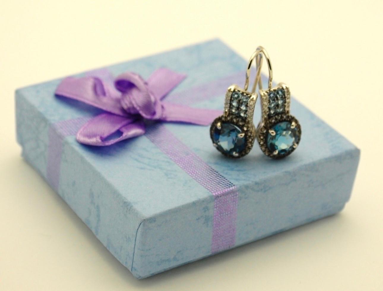 Orecchini con topazio blu London e diamanti naturali bianchi e marroni in oro bianco 14KT, chiusura a leva molto comoda! I diamanti hanno un totale di 0,60 carati e sono di purezza SI e colore G-H. Gli orecchini sono di buone dimensioni, non piccoli