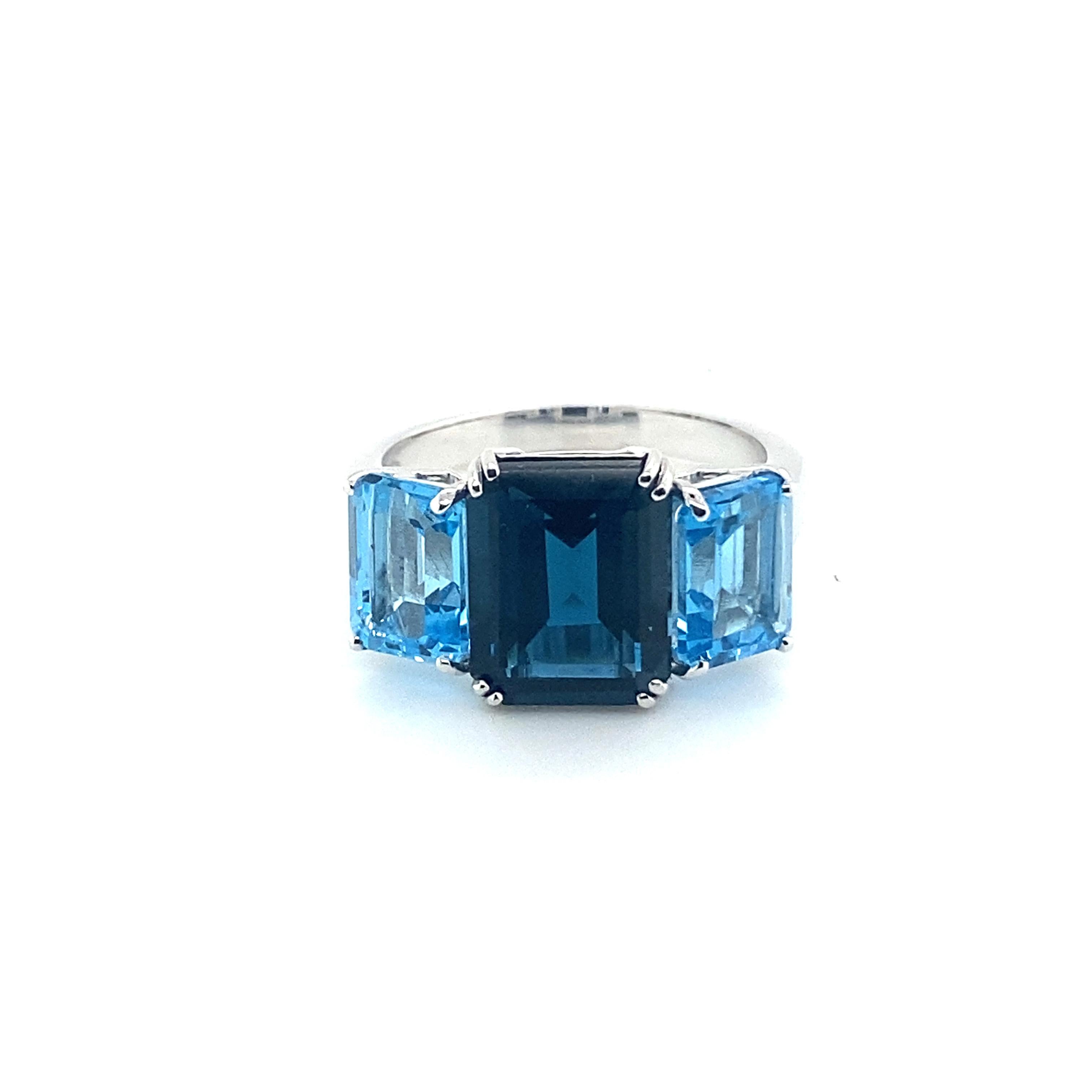 London Blue Topaz Emerald Cut Gold 18 Carats Ring In New Condition For Sale In Vannes, FR