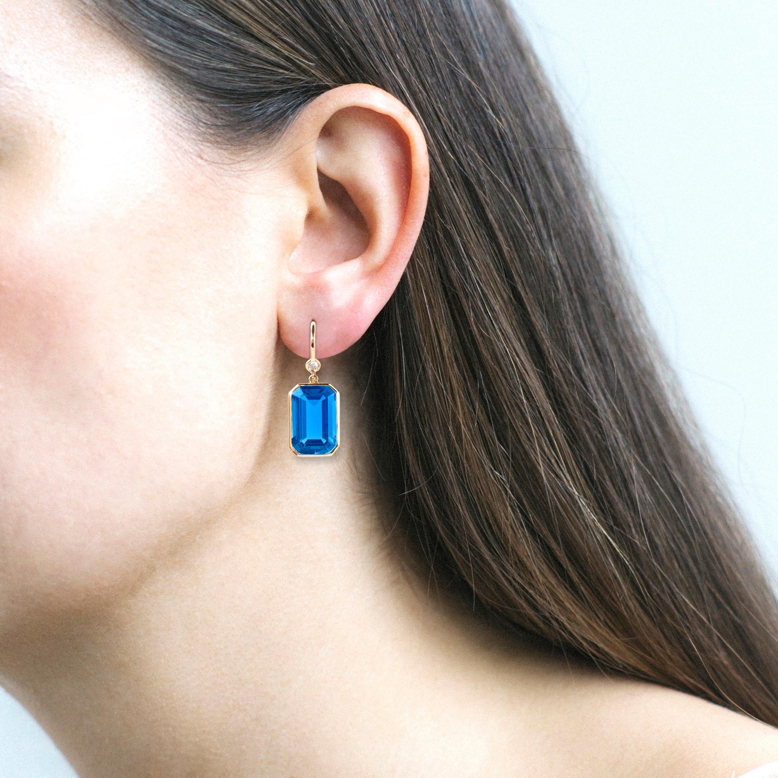 Laissez-vous séduire par la sophistication de nos boucles d'oreilles London Blue Topaz Emerald Cut de la Collection 'Gossip'. Serties en or jaune 18 carats, ces boucles d'oreilles exquises présentent de captivantes topazes bleues de Londres de