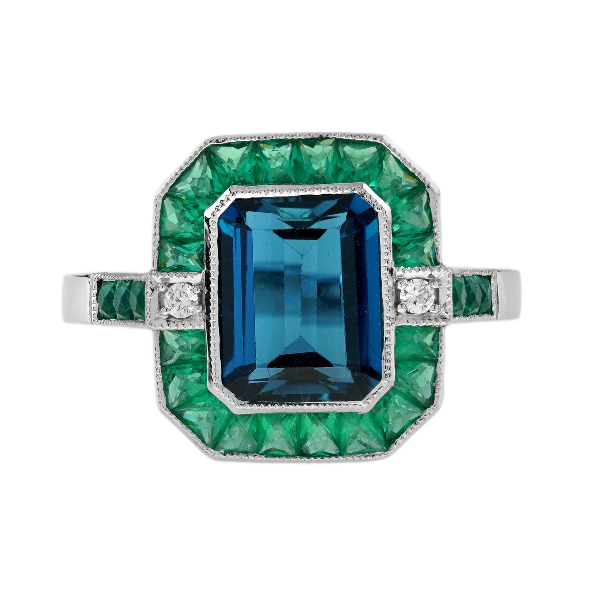 In der Tat ein auffälliges und faszinierendes Schmuckstück. Dieser kühne und farbenfrohe Ring im Art-Déco-Stil hebt einen herrlich schimmernden Londoner Blautopas im Smaragdschliff hervor, der von Smaragden im französischen Schliff kontrastreich