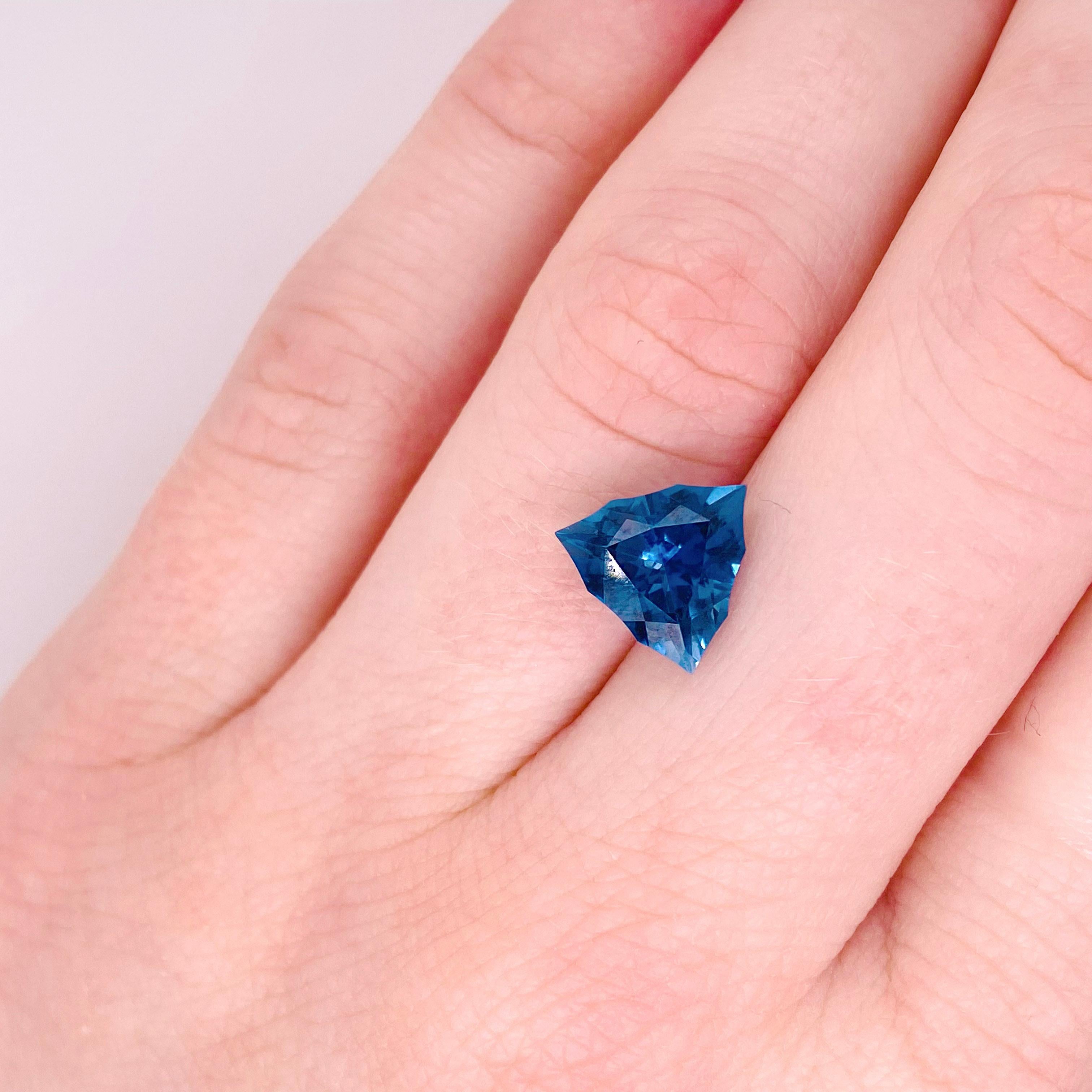 Taille trillion Topaze bleue London London Fancy Gemstone 3,81 carats Cut by Famous Brazilian Cutter