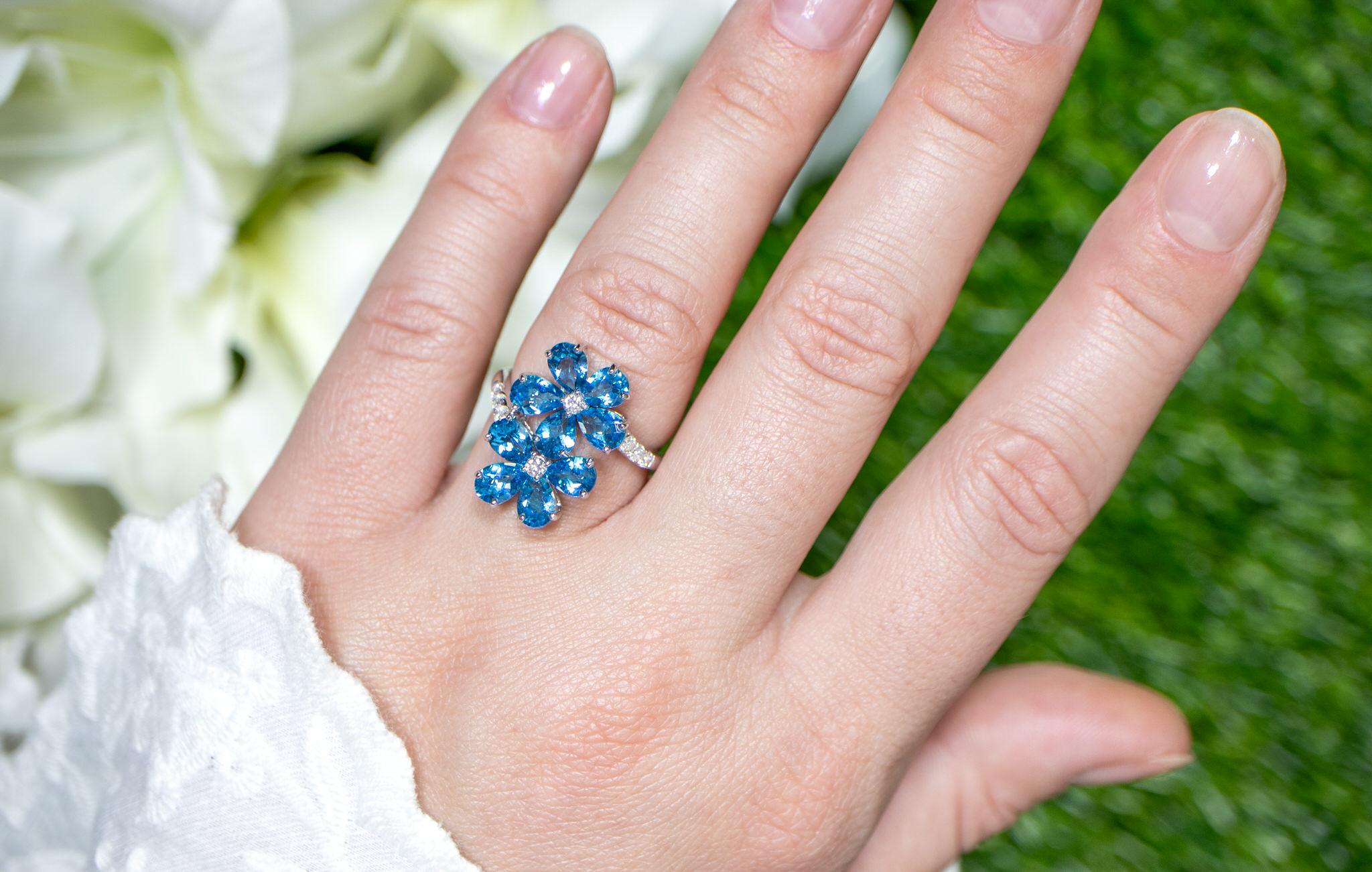 It comes with the Gemological Appraisal by GIA GG/AJP
All Gemstones are Natural
London Blue Topazes = 3.72 Carats
Diamonds = 0.23 Carats
Metal: 18K White Gold
Ring Size: 6.5* US
*It can be resized complimentary