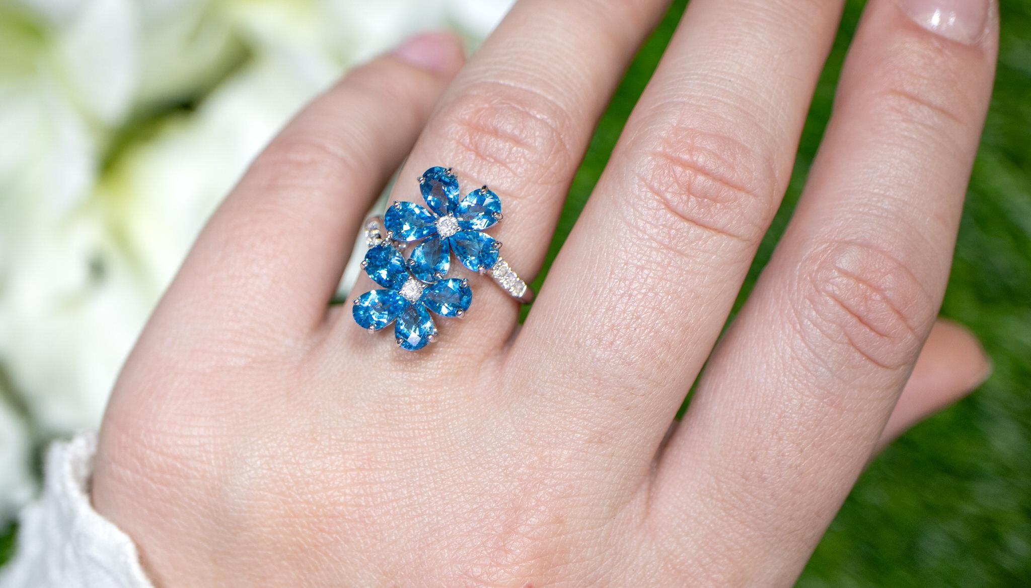 Contemporary London Blue Topaz Flower Ring Diamonds 3.95 Carats 18K Gold For Sale