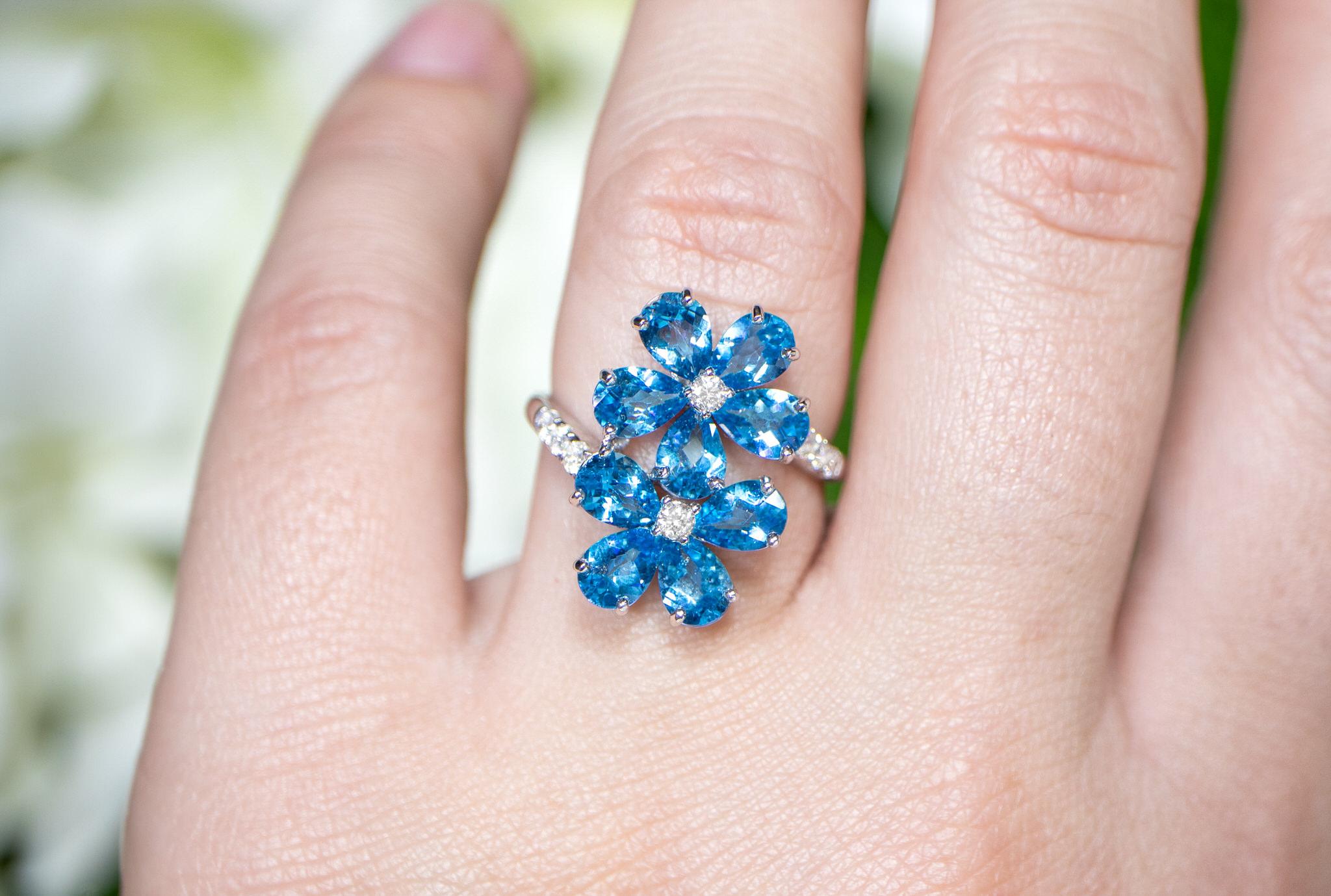 Mixed Cut London Blue Topaz Flower Ring Diamonds 3.95 Carats 18K Gold For Sale