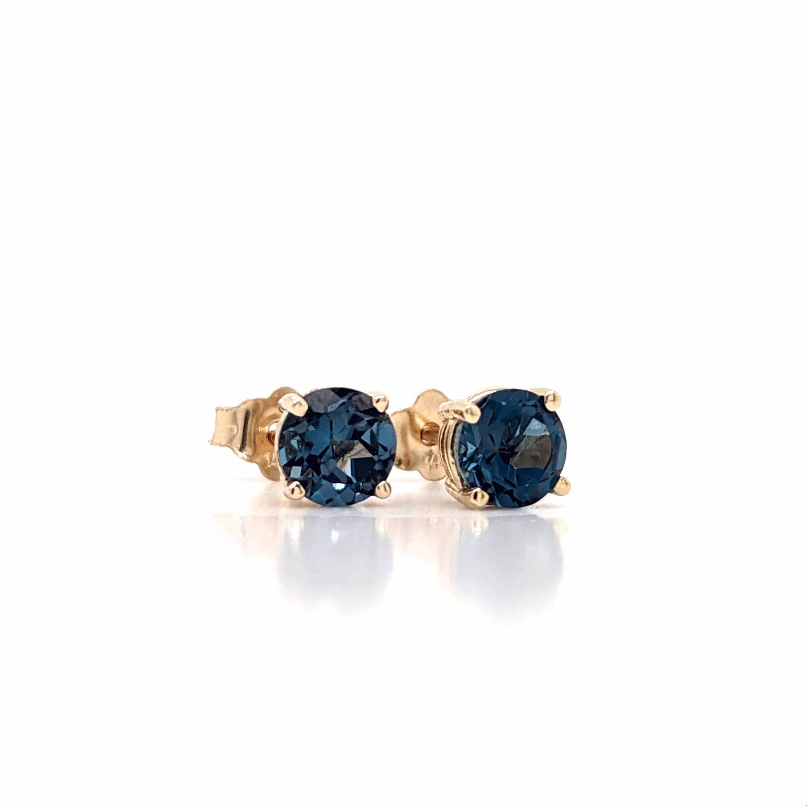 Questi orecchini per tutti i giorni sono semplicemente perfetti per tutte le età e per ogni occasione. Realizzati con gemme naturali, estratte dalla terra e incastonate in una notevole quantità di oro massiccio 14k, sono progettati per essere