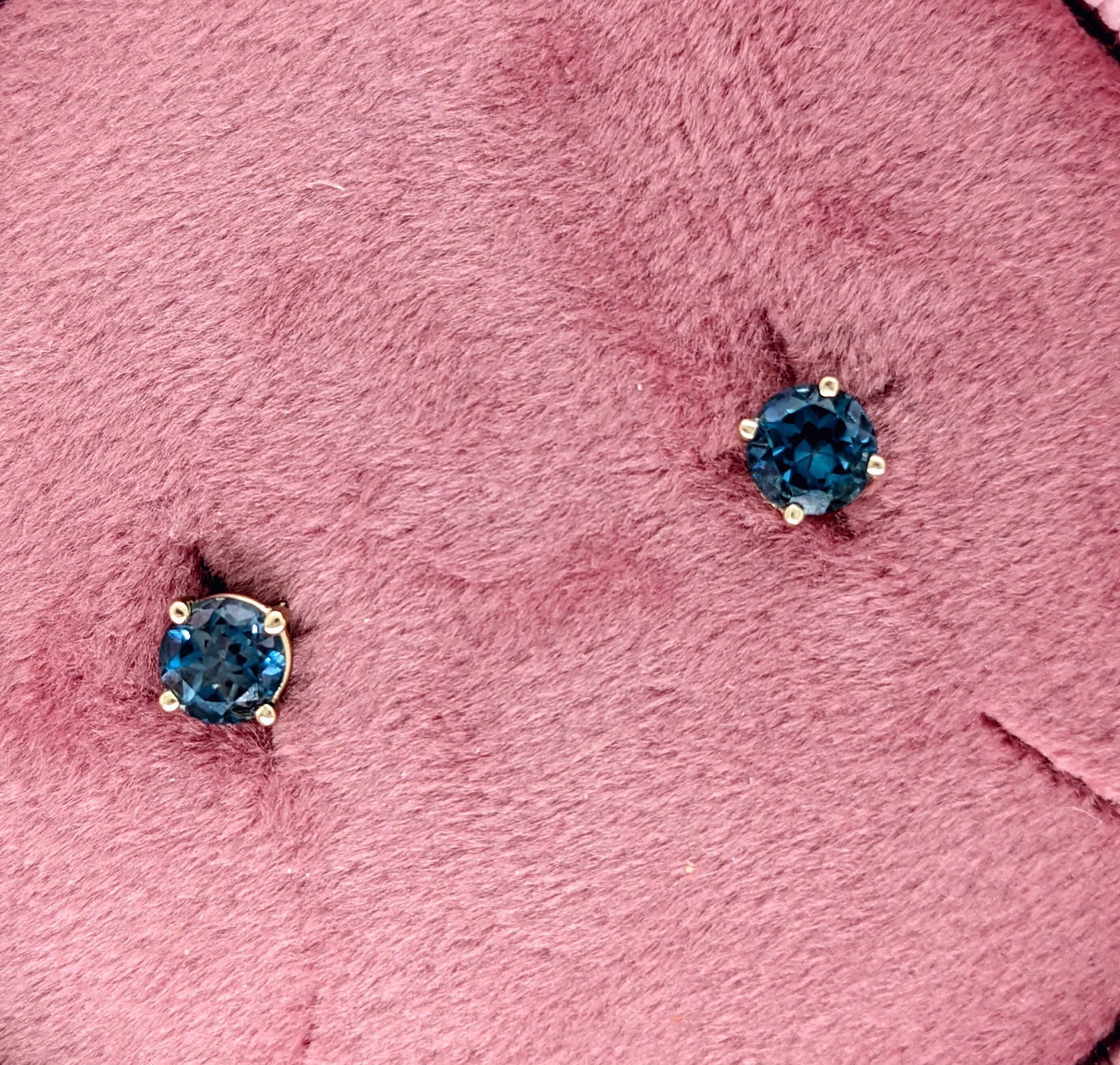 Donna Borchie solitarie a quattro punte in oro massiccio 14 carati con Topazio Blu di Londra rotondo 5 mm in vendita