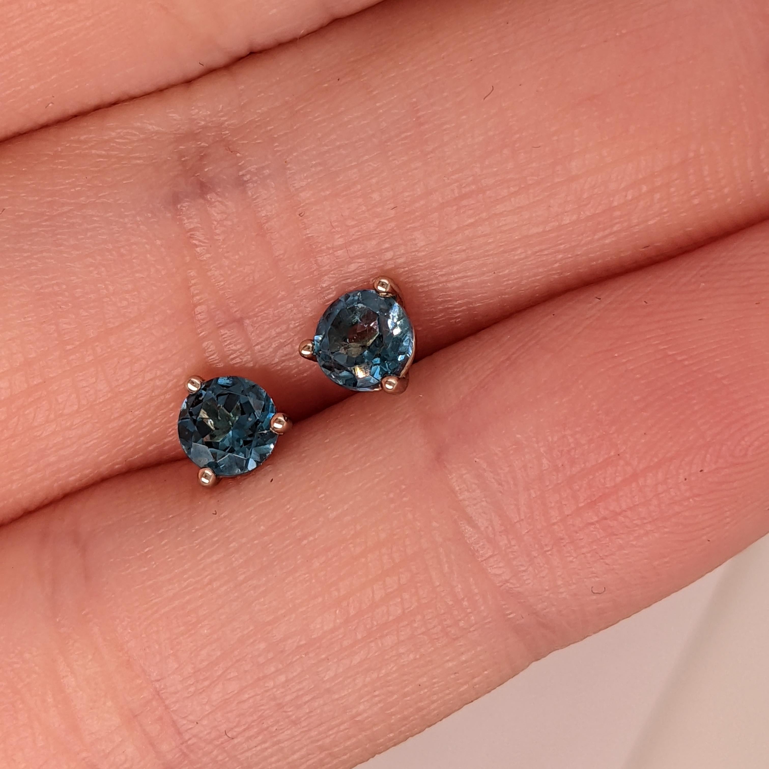 Questi orecchini per tutti i giorni sono semplicemente perfetti per tutte le età e per ogni occasione. Realizzati con gemme naturali, estratte dalla terra e incastonate in una notevole quantità di oro massiccio 14k, sono progettati per essere