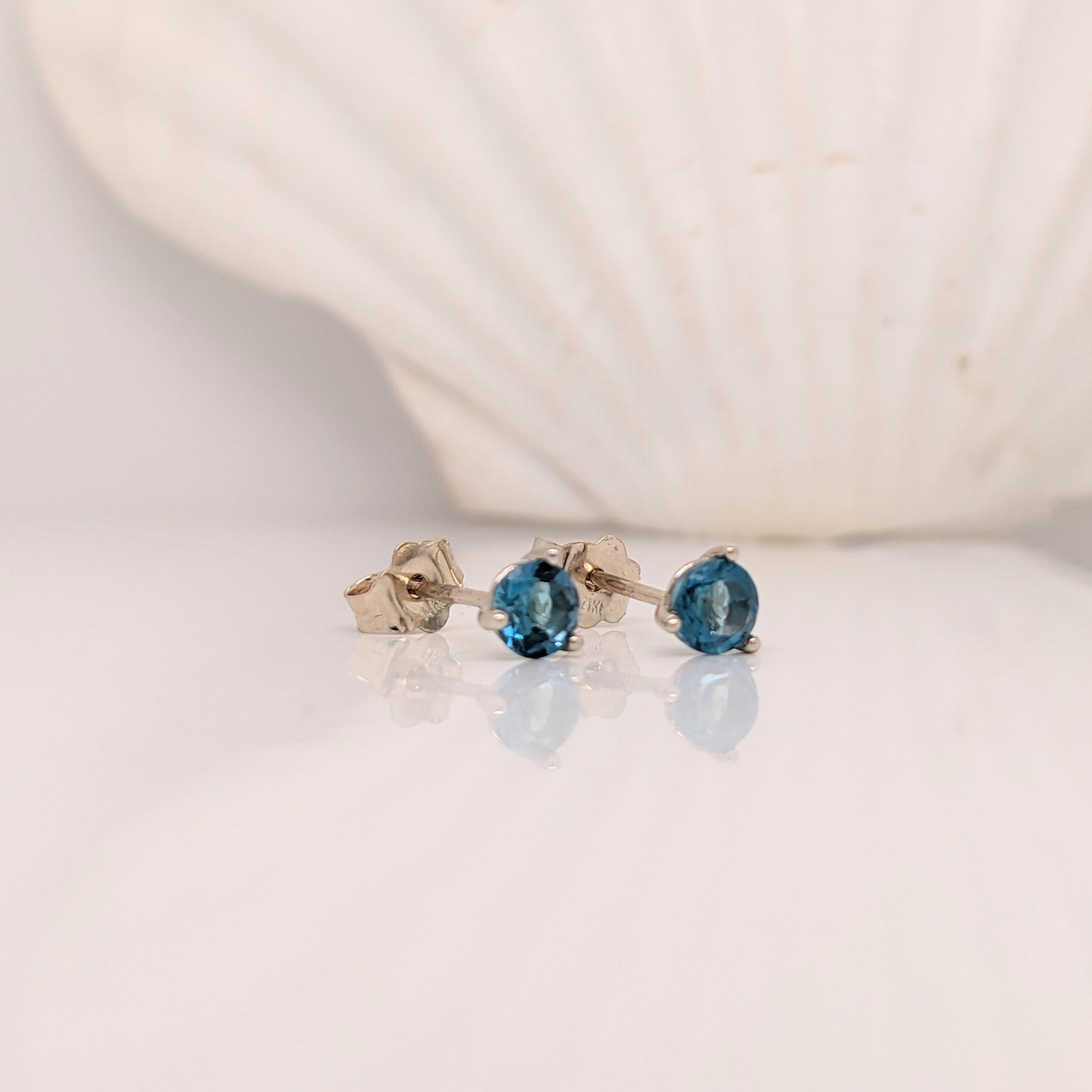 Taglio rotondo Orecchini solitari London Blue Topaz Martini in oro massiccio 14K, tondi 4 mm in vendita