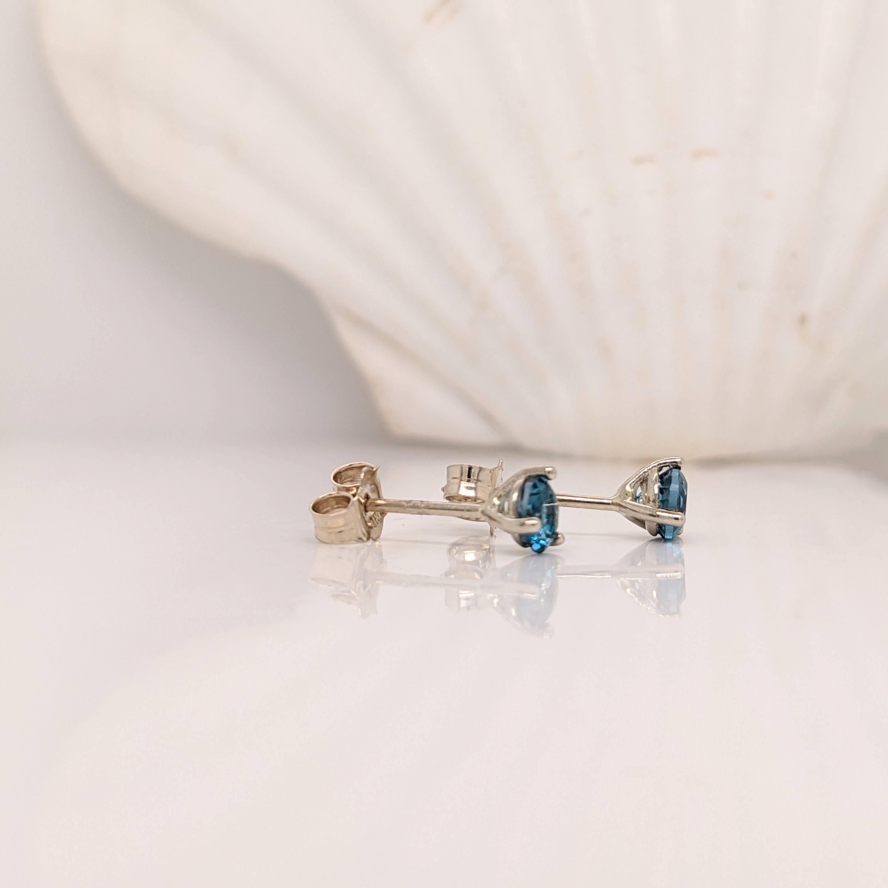 Orecchini solitari London Blue Topaz Martini in oro massiccio 14K, tondi 4 mm In condizioni Nuovo in vendita a Columbus, OH