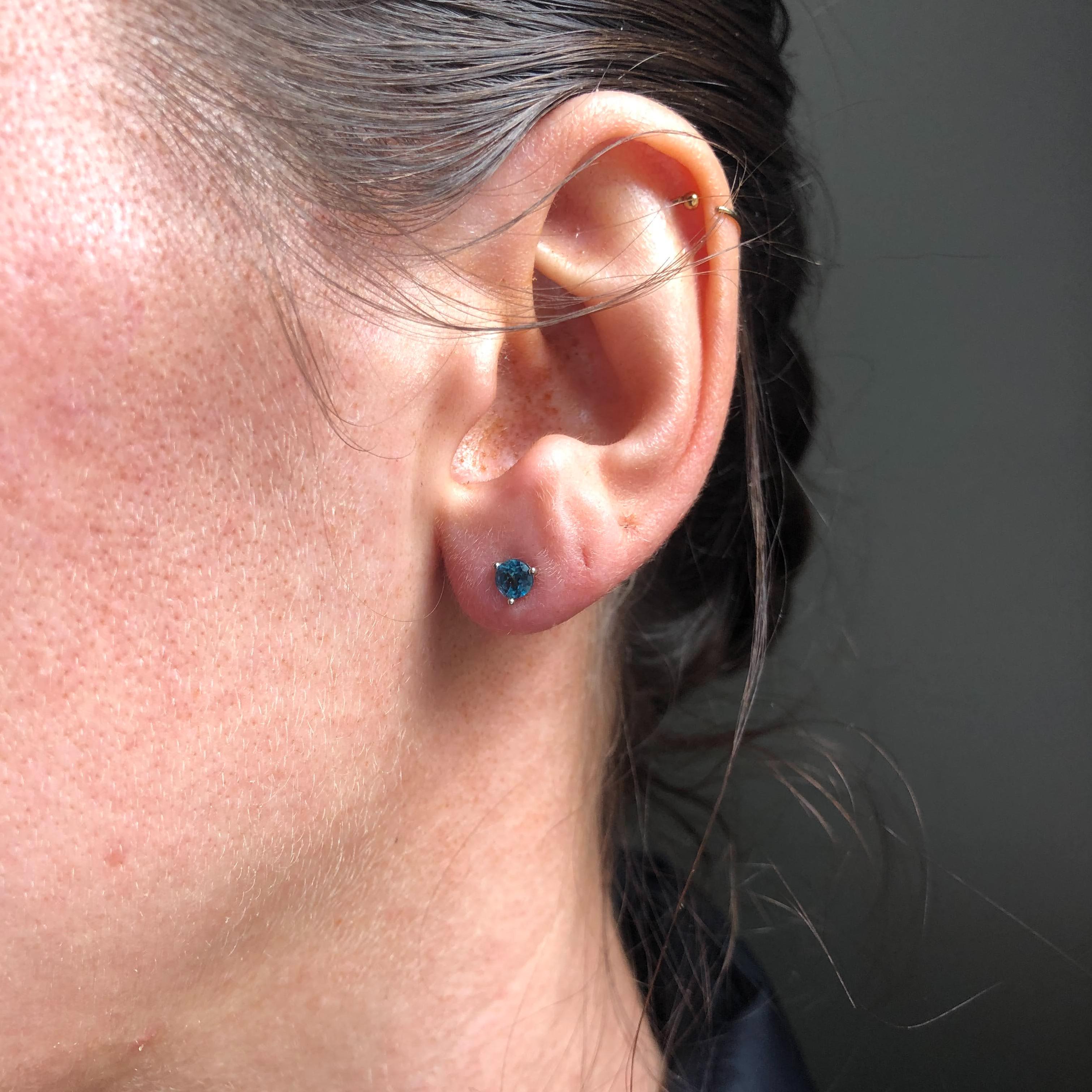 Orecchini solitari London Blue Topaz Martini in oro massiccio 14K, tondi 4 mm in vendita 1