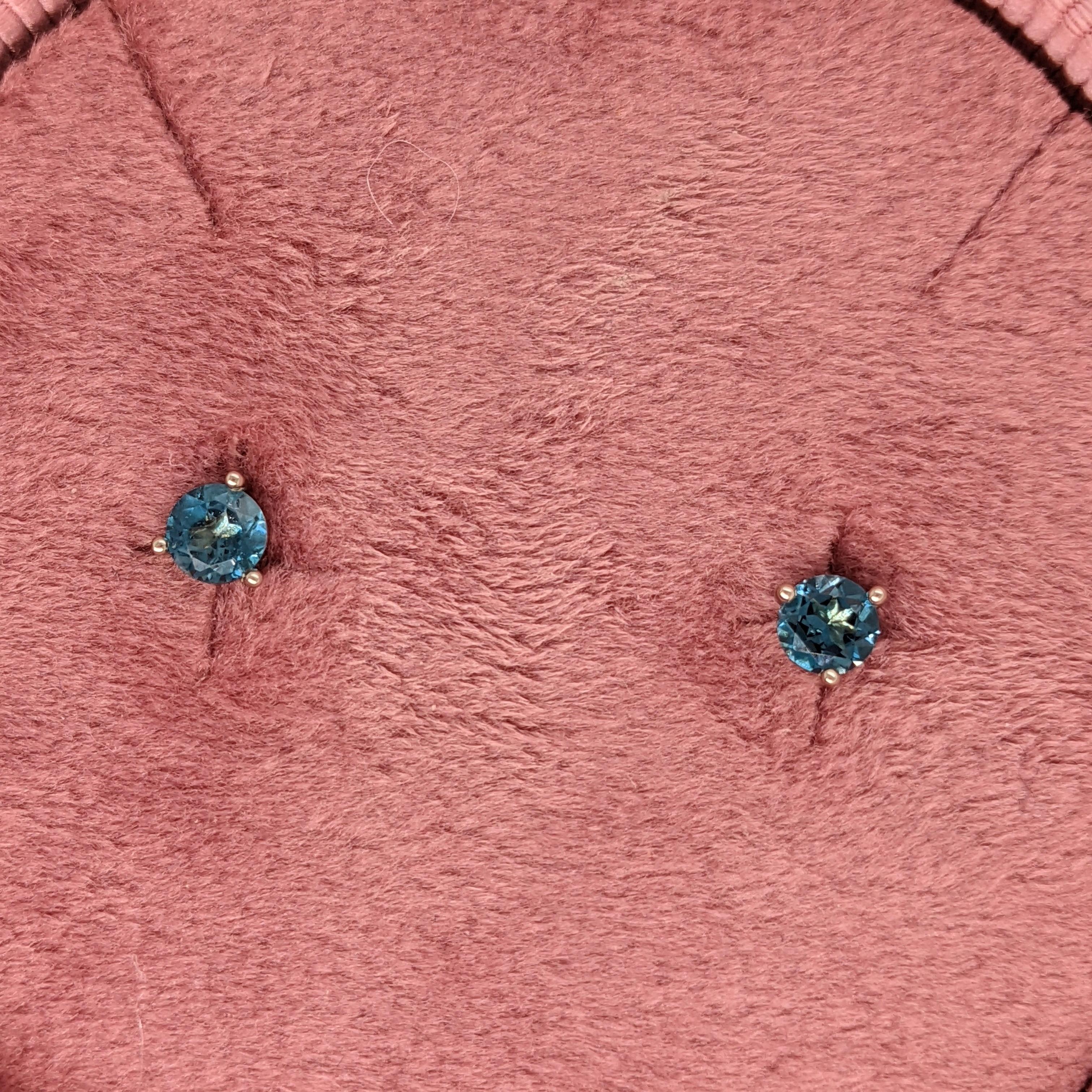 Orecchini solitari London Blue Topaz Martini in oro massiccio 14K, tondi 4 mm in vendita 3
