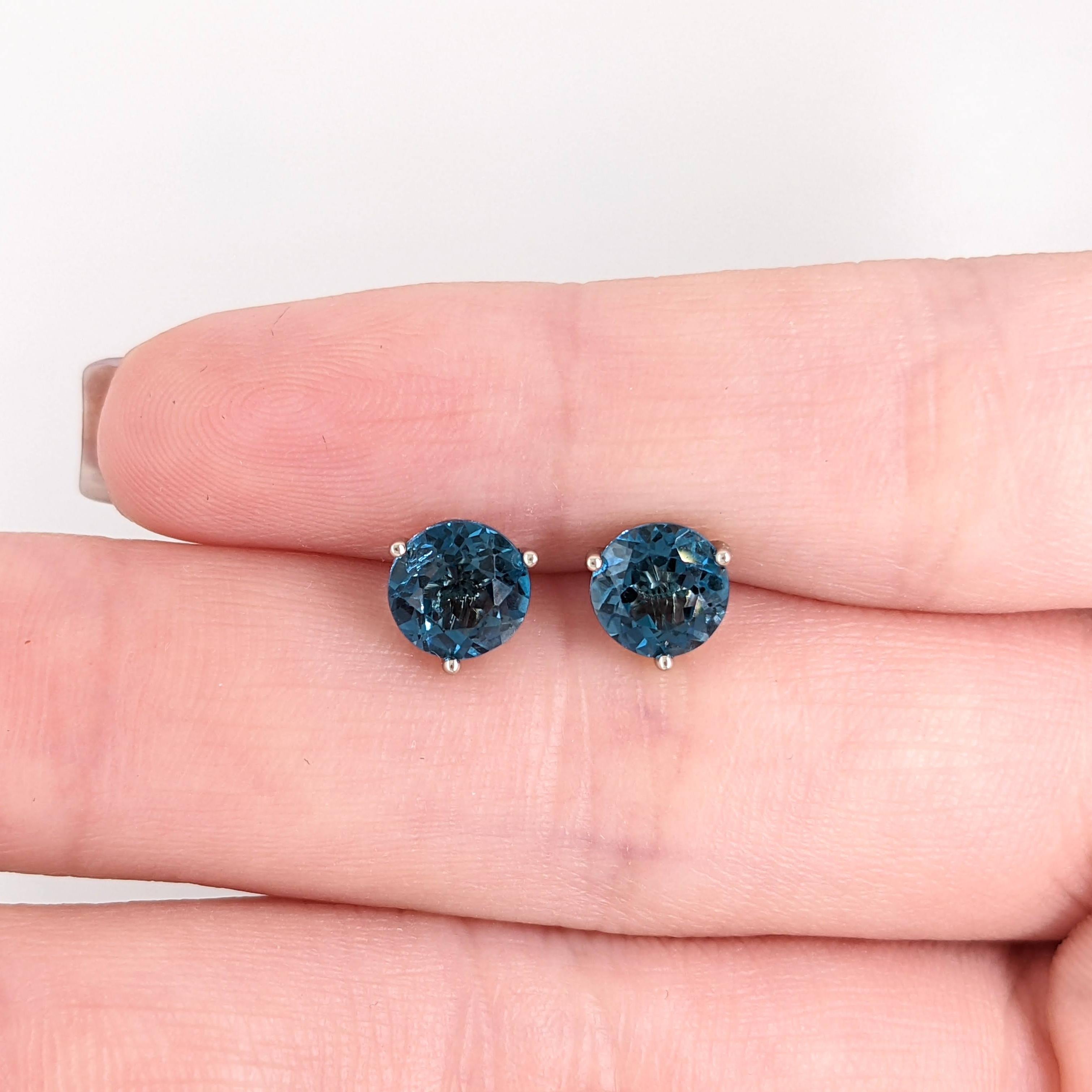 Questi orecchini per tutti i giorni sono semplicemente perfetti per tutte le età e per ogni occasione. Realizzati con gemme naturali, estratte dalla terra e incastonate in una notevole quantità di oro massiccio 14k, sono progettati per essere