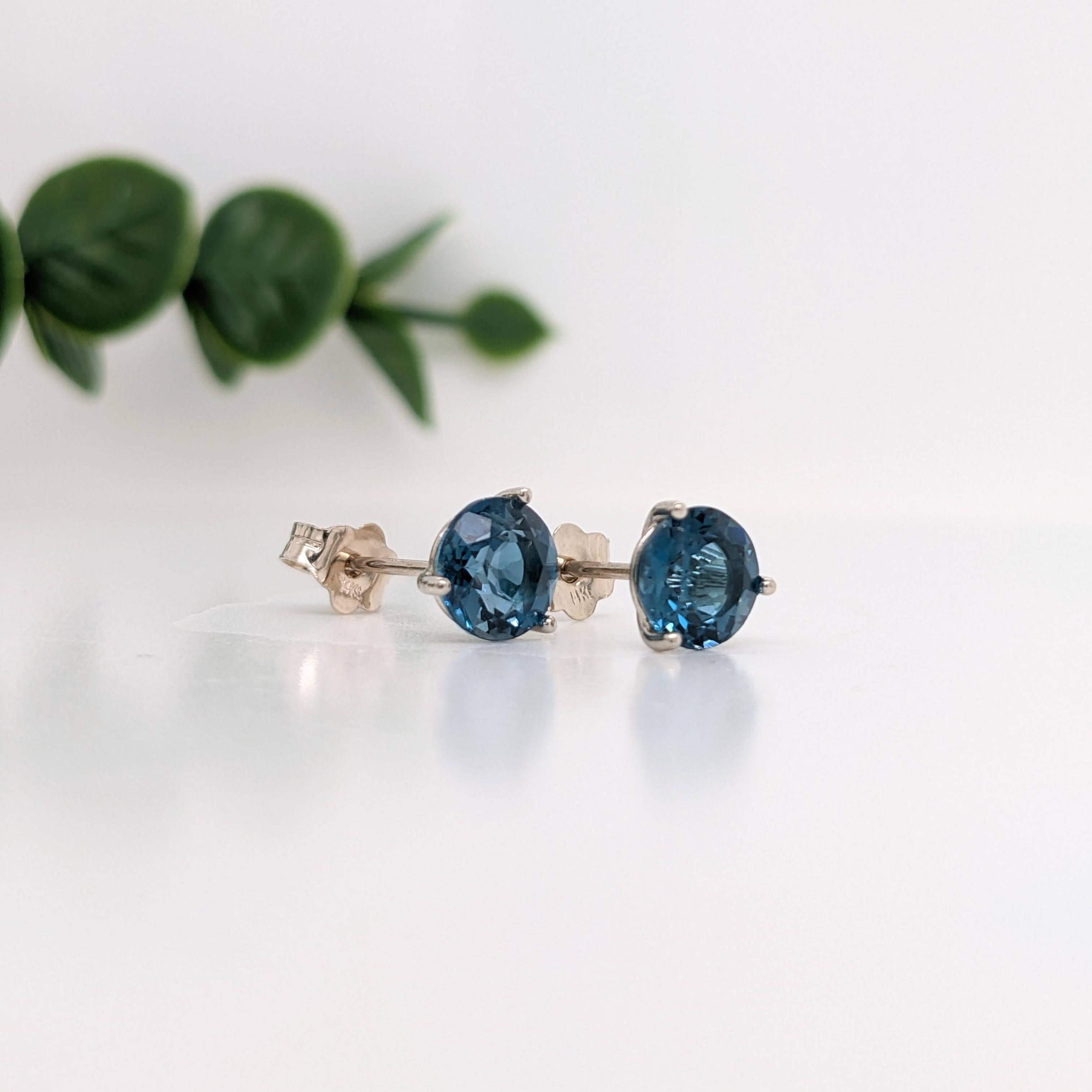 Taglio rotondo London Blue Topaz Martini Solitaire Stud Earrings in Solid 14K Gold Round 5mm in vendita