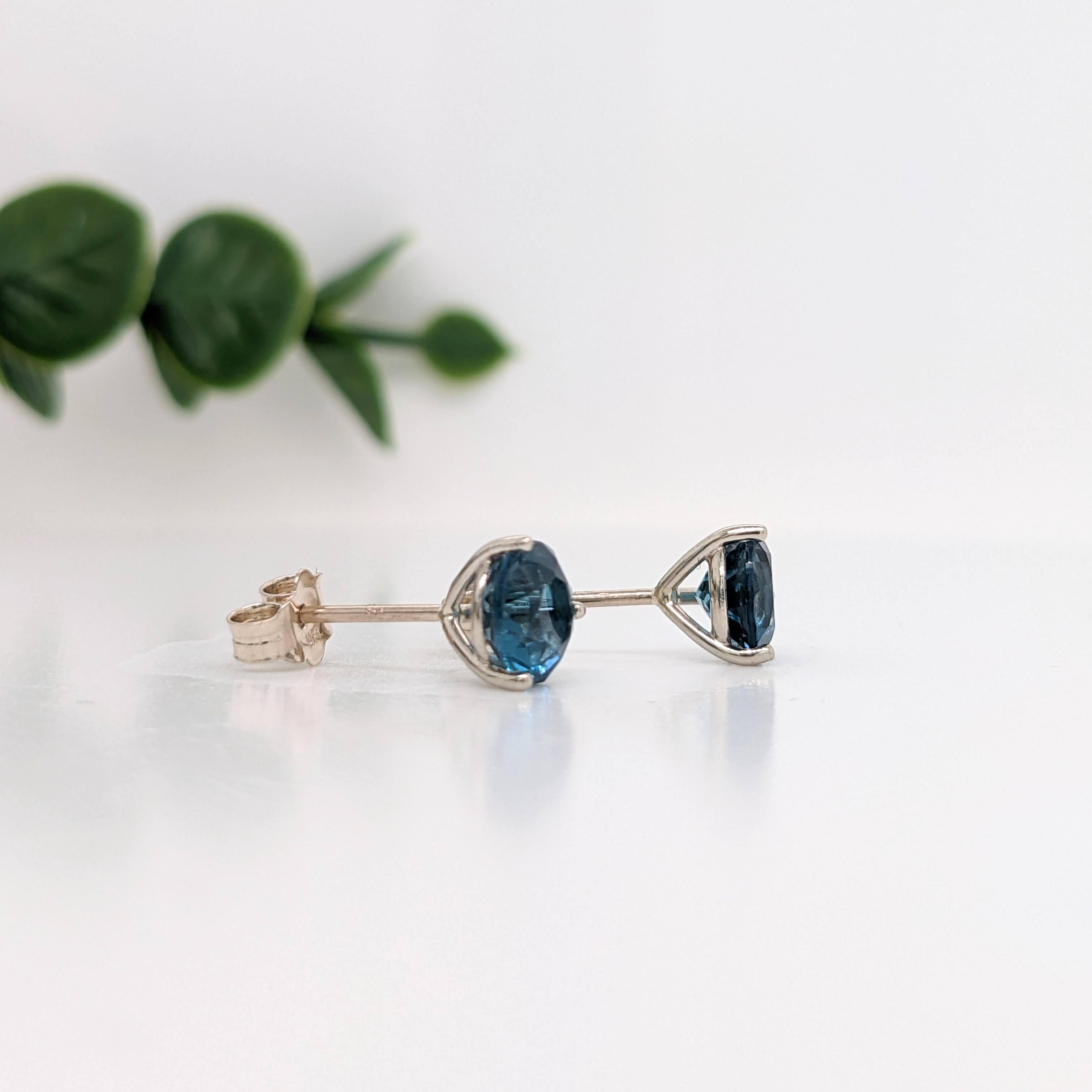 London Blue Topaz Martini Solitaire Stud Earrings in Solid 14K Gold Round 5mm In condizioni Nuovo in vendita a Columbus, OH