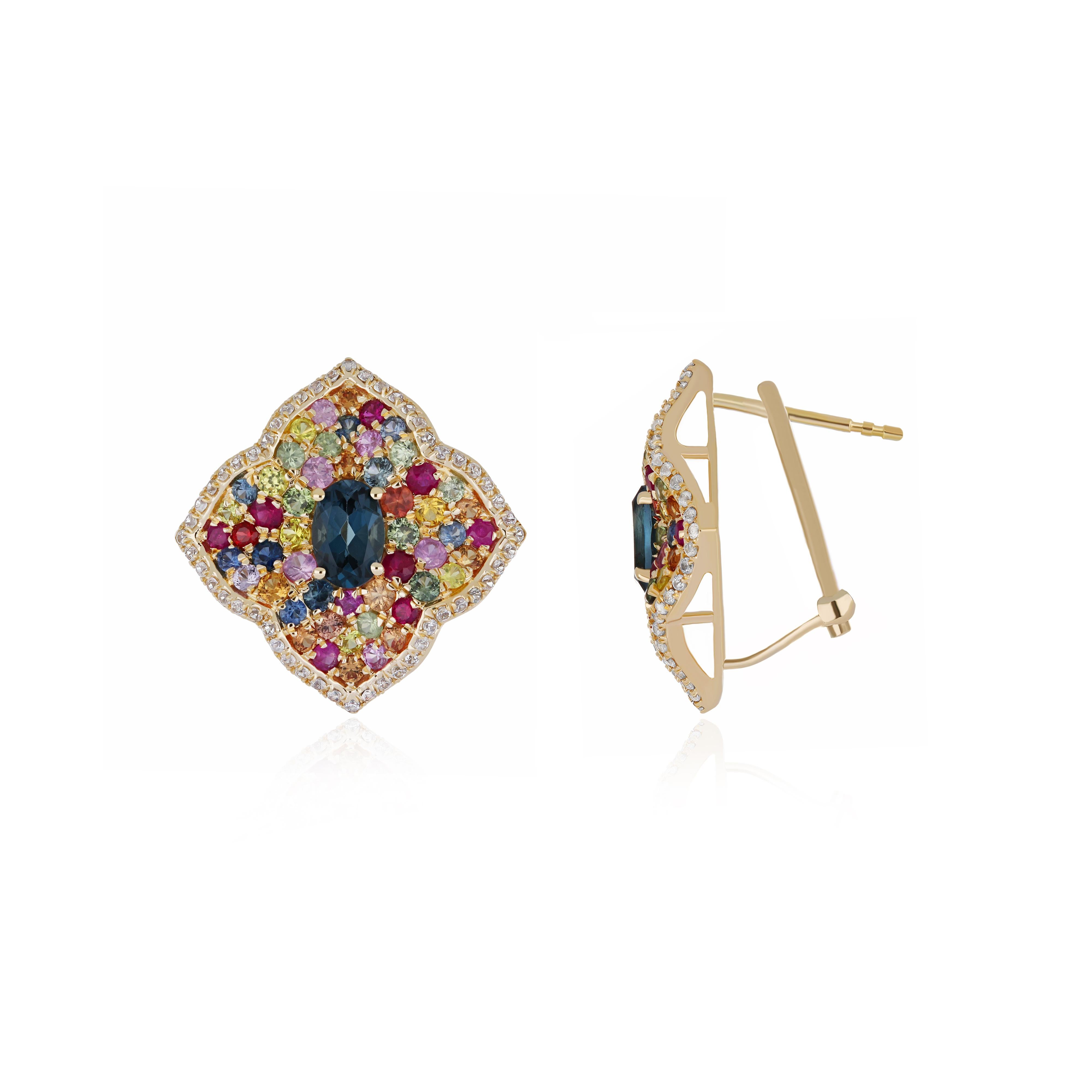 Entra in un mondo di eleganza senza tempo con questo set completo di anello, ciondolo e orecchini. Realizzato con impeccabile maestria, il ciondolo presenta un affascinante topazio blu di Londra dal taglio ovale di 1,60 carati (circa), arricchito da