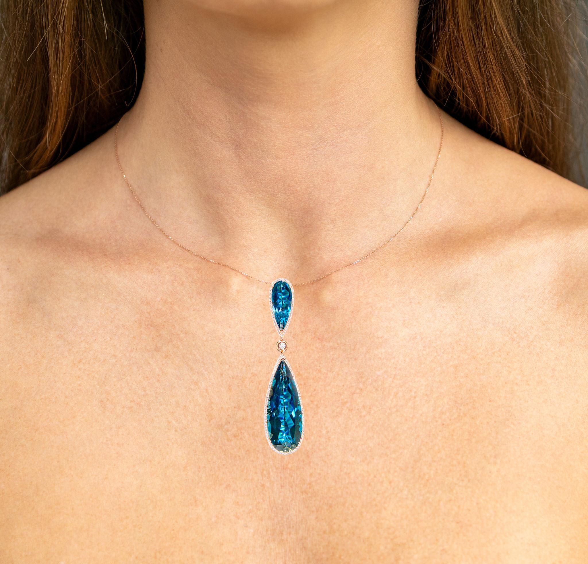Il est accompagné d'une évaluation gemmologique par la GIA (GG/AJP).
Toutes les pierres précieuses sont d'origine naturelle
2 topazes bleues de Londres = 47,50 carats
125 diamants = 0,60 carats
Métal : Or rose 18K
Dimensions du pendentif : 70 x 17