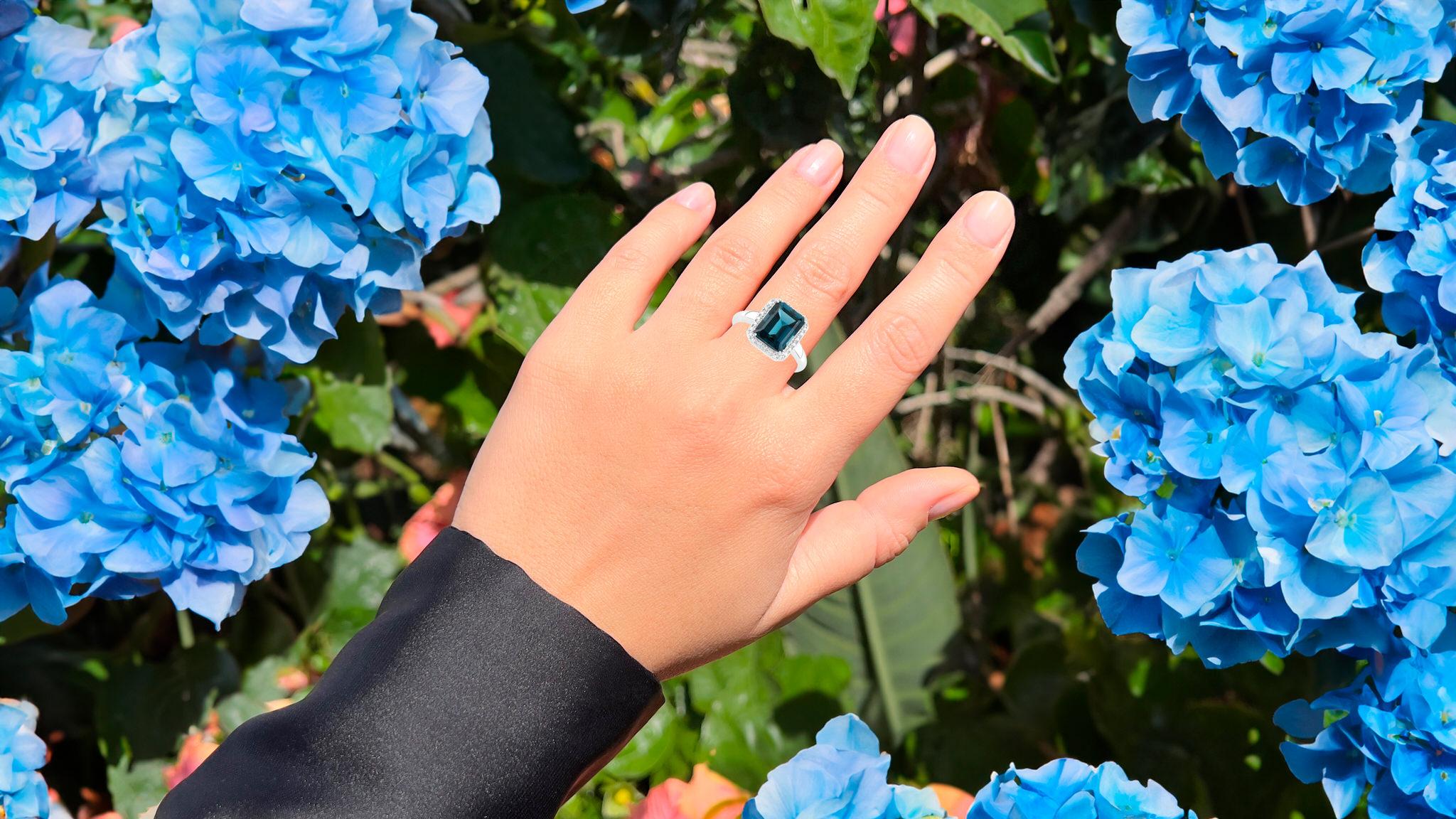 Londoner Blauer Topas Ring Diamant Halo 3,89 Karat (Zeitgenössisch) im Angebot