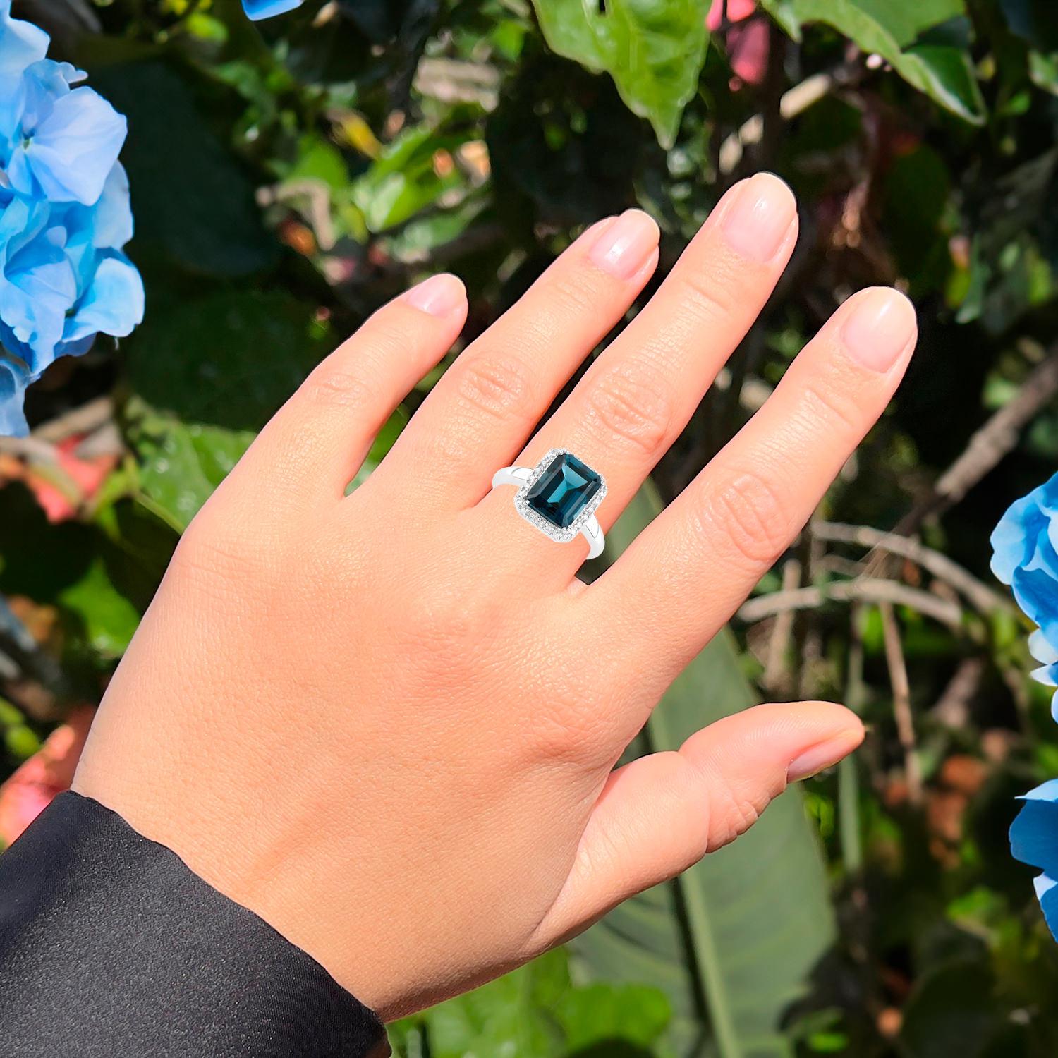 Taille émeraude Bague London Blue Topaz Halo 3,89 carats en vente