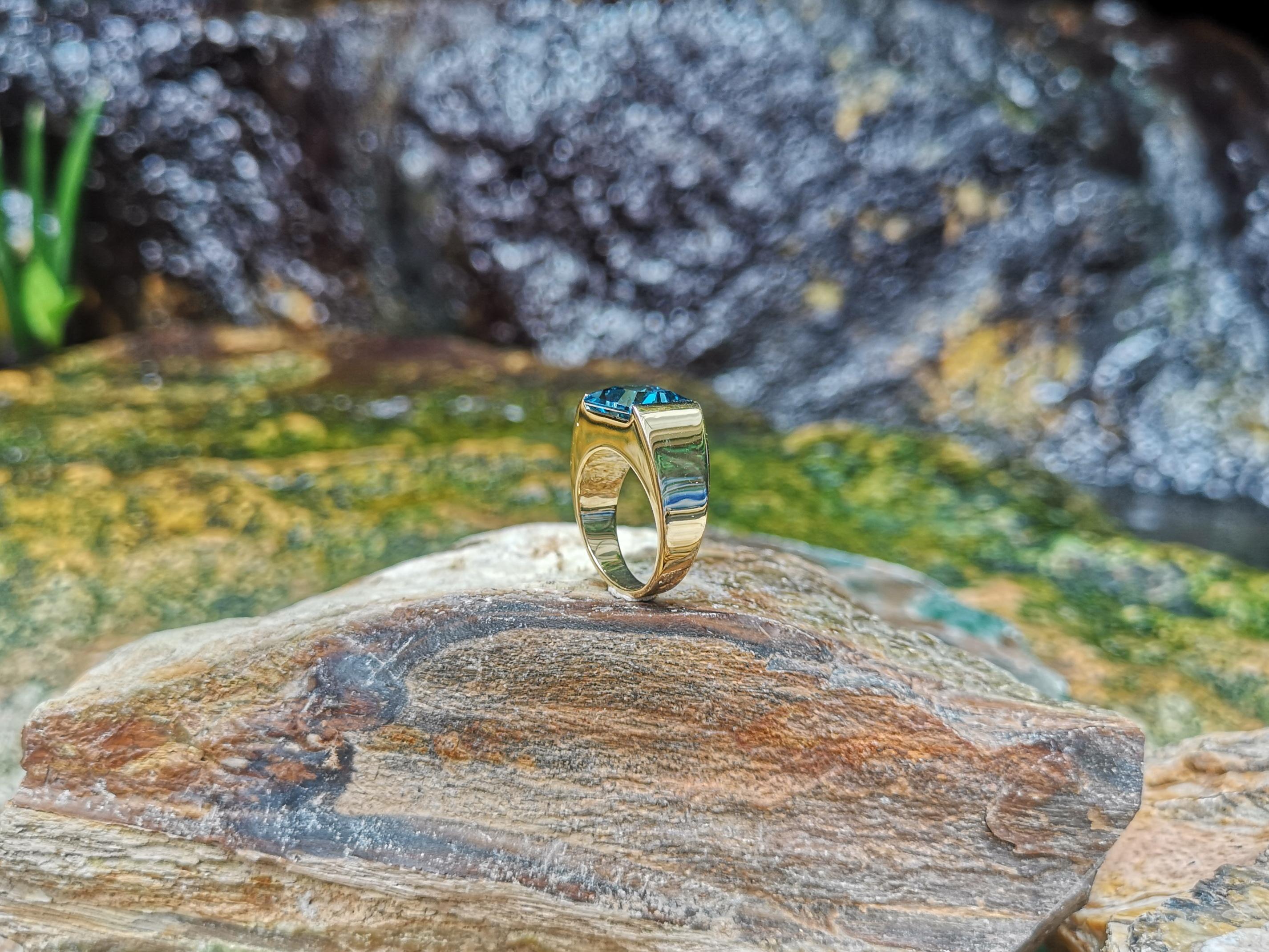 London Blue Topaz Ring Set in 18 Karat Gold Settings For Sale 3