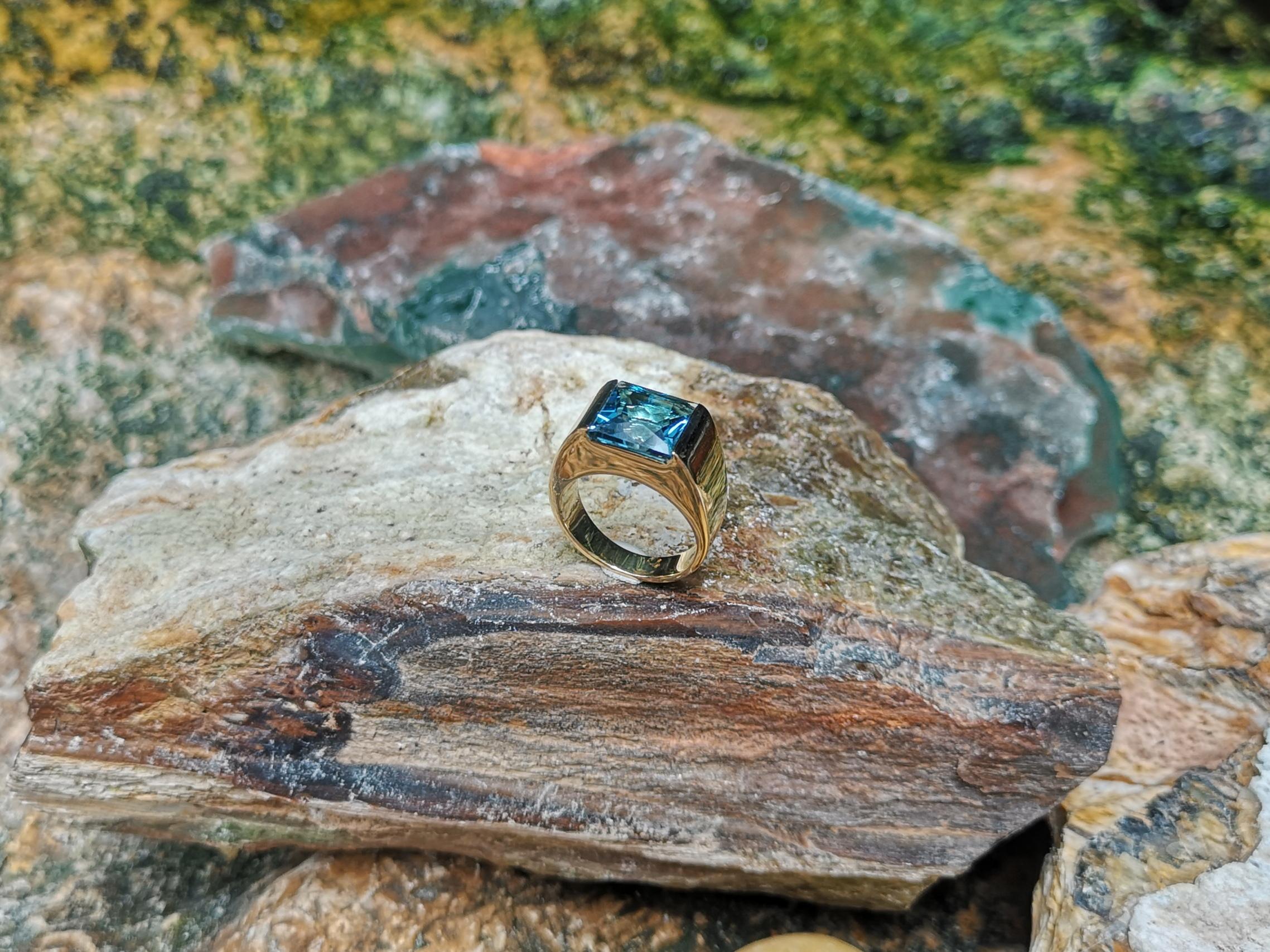 London Blue Topaz Ring Set in 18 Karat Gold Settings For Sale 4