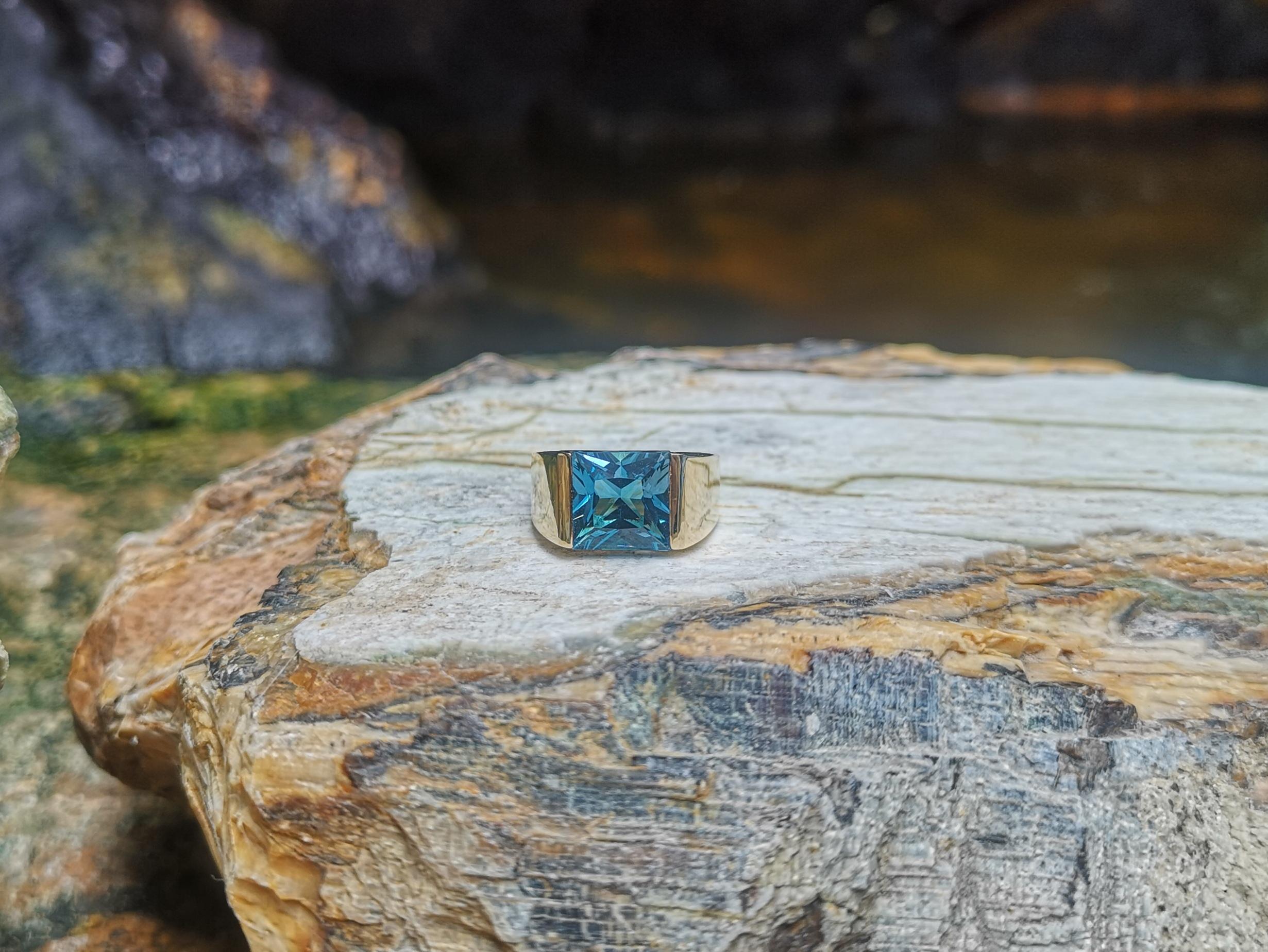 Princess Cut London Blue Topaz Ring Set in 18 Karat Gold Settings For Sale