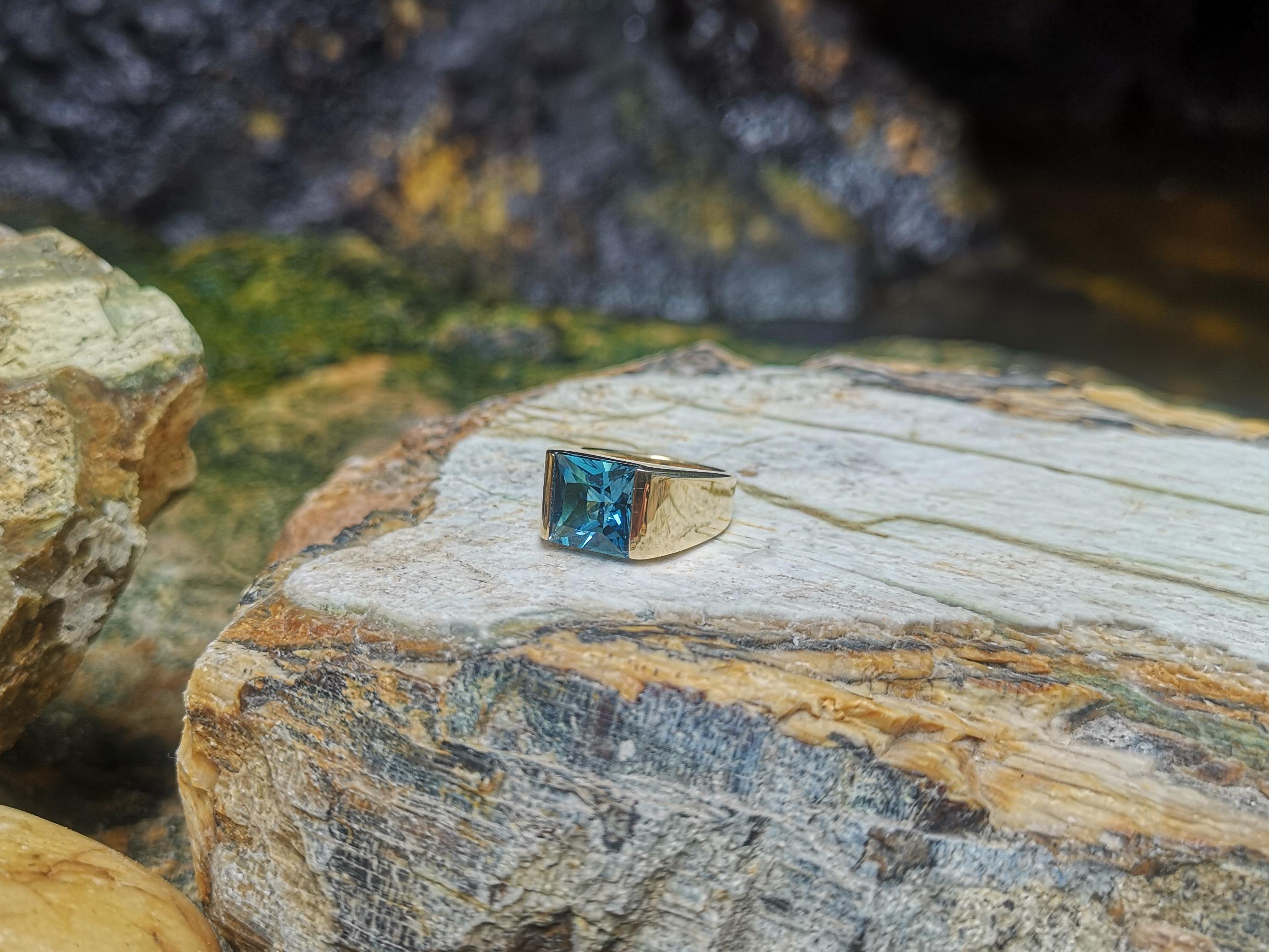 London Blue Topaz Ring Set in 18 Karat Gold Settings In New Condition For Sale In Bangkok, TH