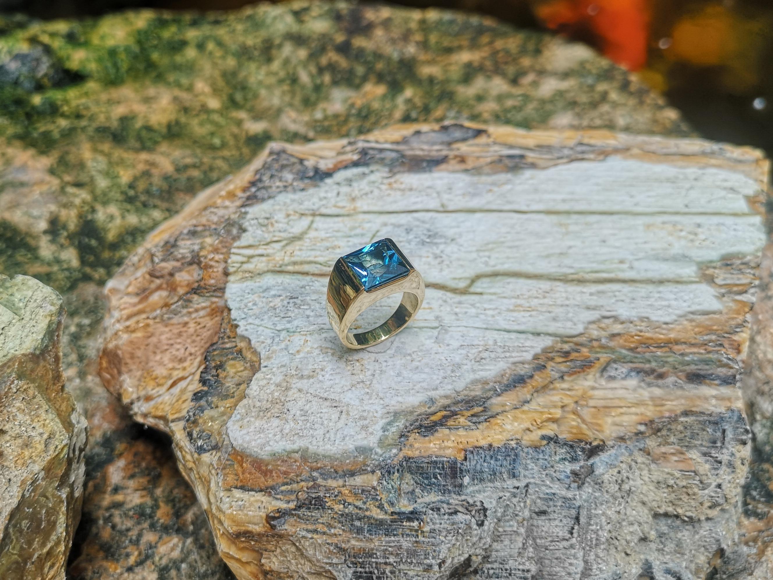 Women's or Men's London Blue Topaz Ring Set in 18 Karat Gold Settings For Sale