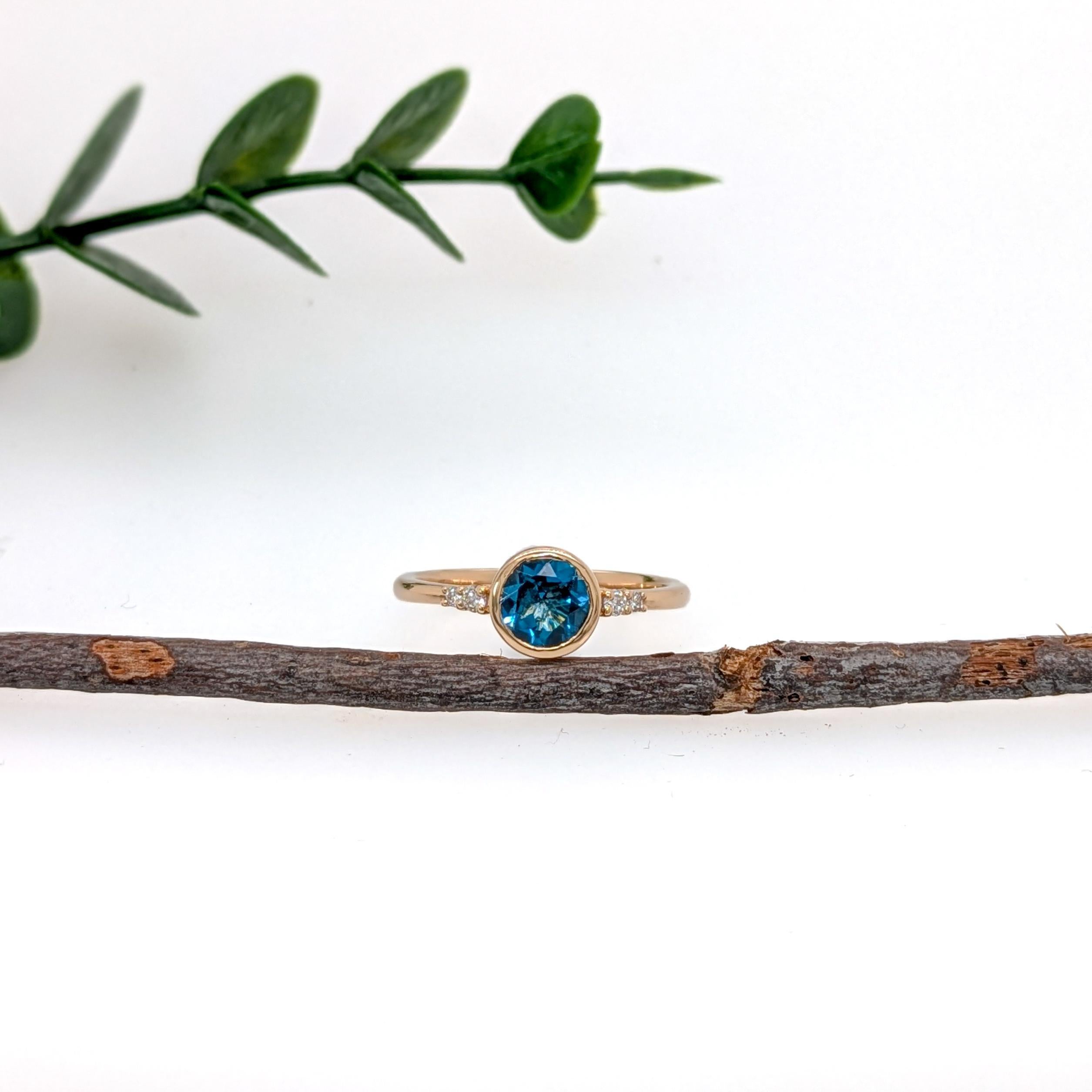 Contemporaneo Anello con Topazio Blu di Londra e accenti di diamanti naturali in oro giallo 14K  Tondo 6 mm in vendita